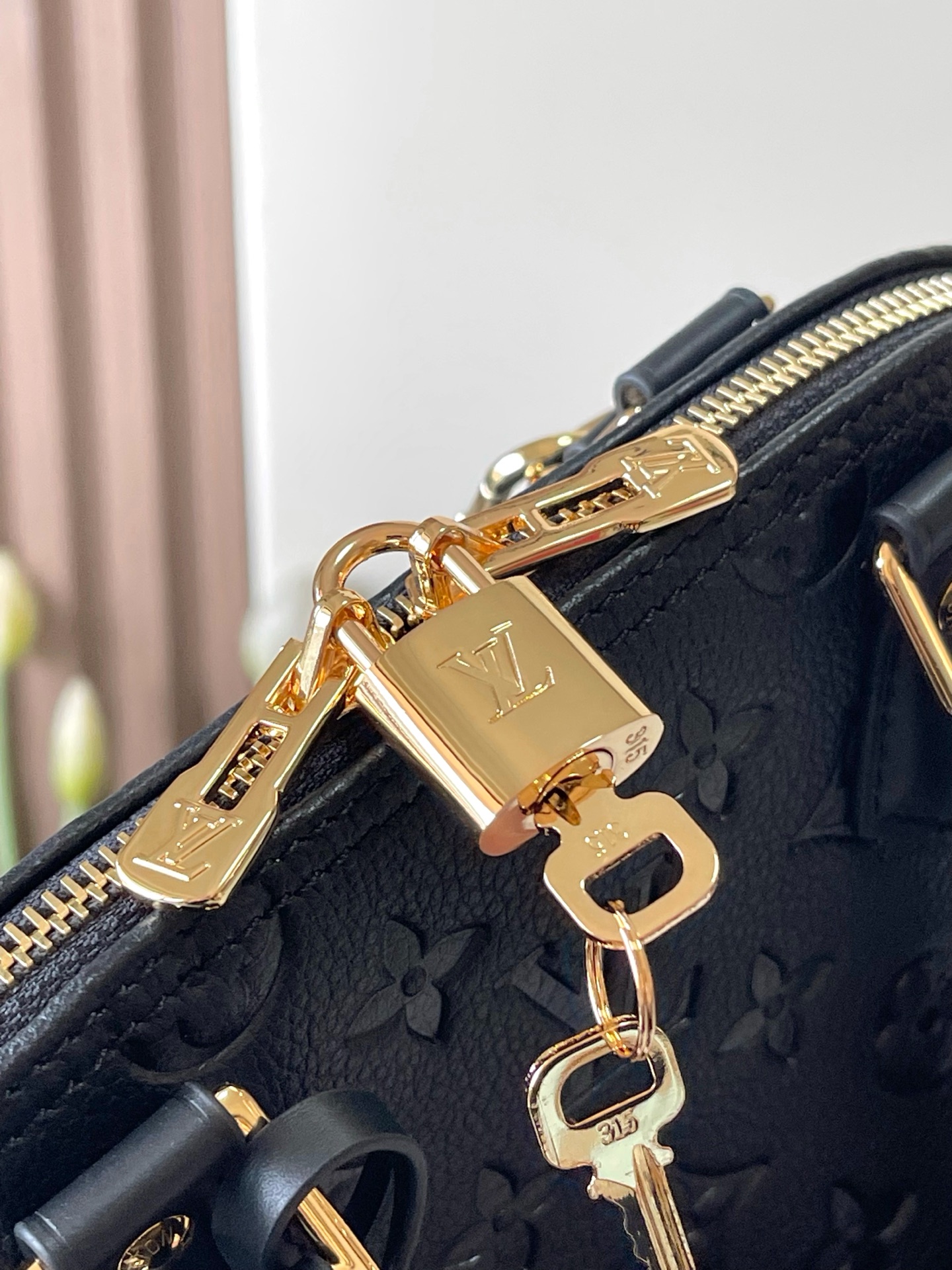 p610。 M26409黑色 头层皮
顶级原单 半钢五金 163c01芯片

M26409黑色 M28661棕色 压花散发着巴黎人优雅气息的阿尔玛BB（Alma BB）。光滑且非常柔软的House的Monogram Anp-Flunpe皮革材质。从1934年推出的方形手提包中获得灵感，原封不动地包含结构性的轮廓和签名基贝尔和帕德洛克的感性设计。可以用多种方式造型的单品。精致的金色硬件。
尺寸:23.5 x 17.5 x 11.5