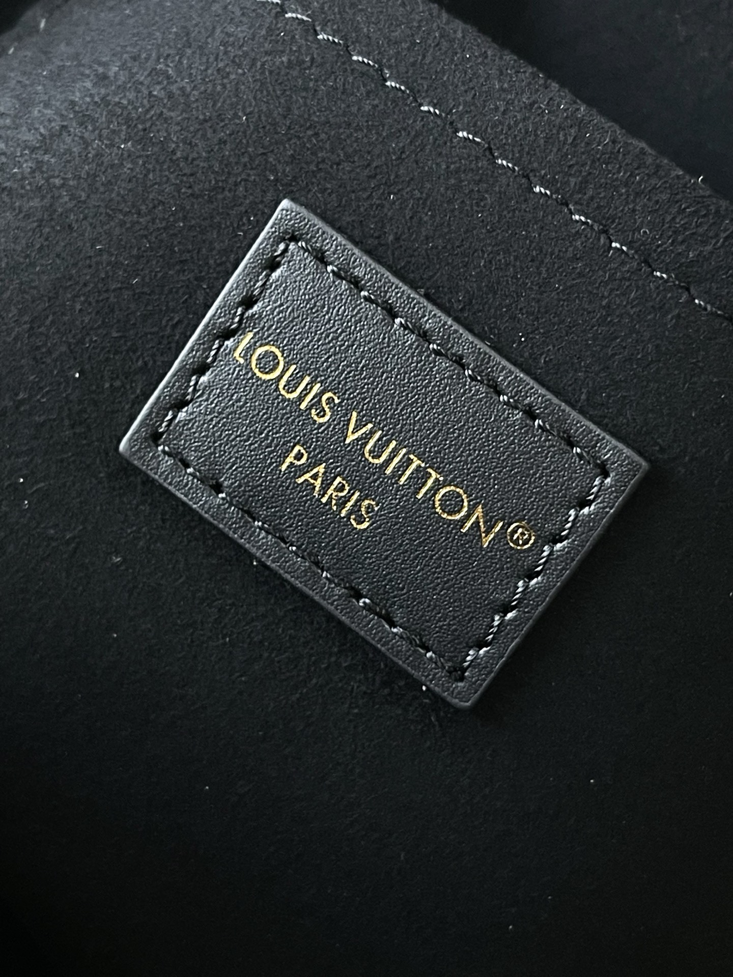 p610。 M26409黑色 头层皮
顶级原单 半钢五金 163c01芯片

M26409黑色 M28661棕色 压花散发着巴黎人优雅气息的阿尔玛BB（Alma BB）。光滑且非常柔软的House的Monogram Anp-Flunpe皮革材质。从1934年推出的方形手提包中获得灵感，原封不动地包含结构性的轮廓和签名基贝尔和帕德洛克的感性设计。可以用多种方式造型的单品。精致的金色硬件。
尺寸:23.5 x 17.5 x 11.5