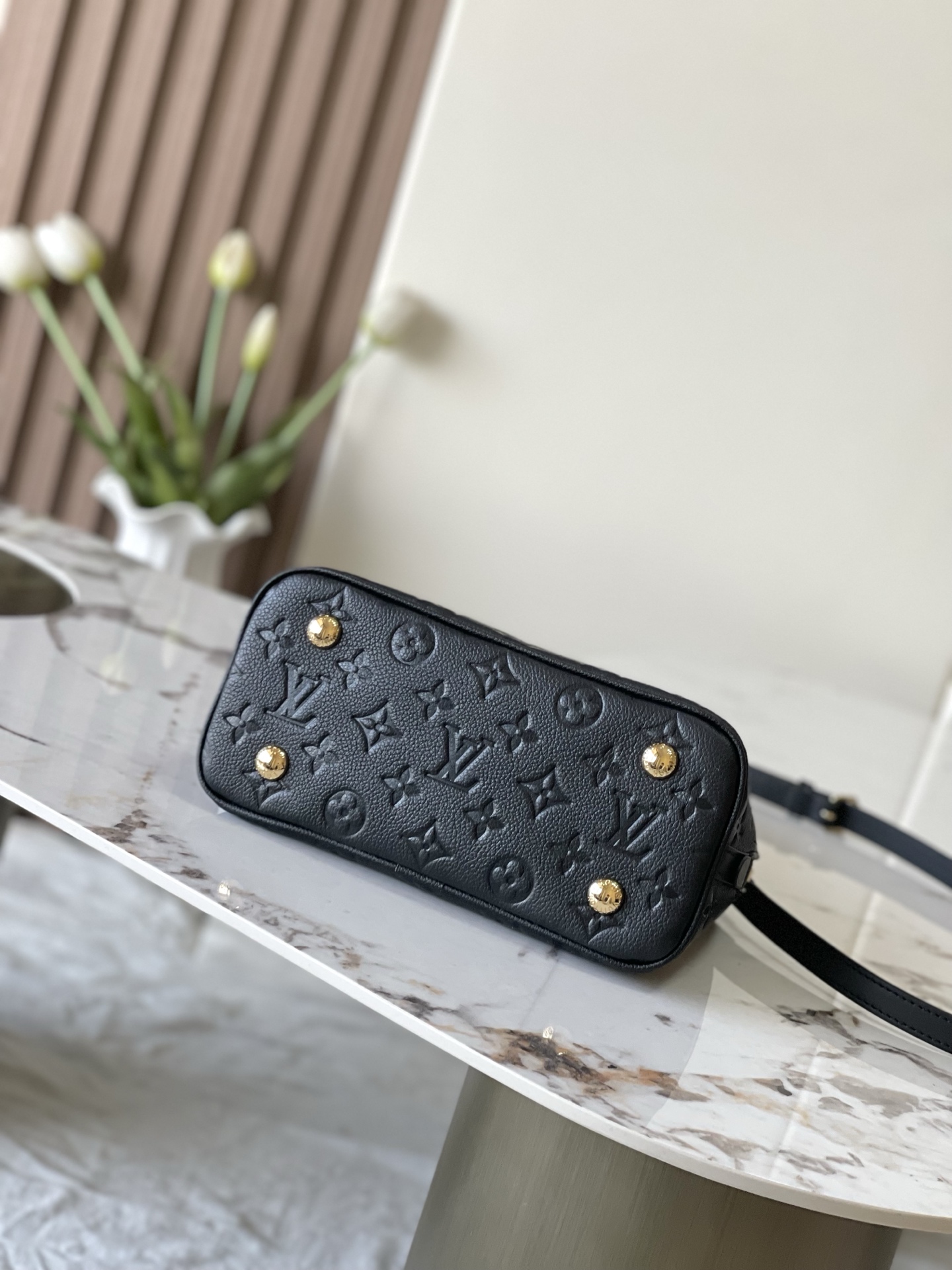 p610。 M26409黑色 头层皮
顶级原单 半钢五金 163c01芯片

M26409黑色 M28661棕色 压花散发着巴黎人优雅气息的阿尔玛BB（Alma BB）。光滑且非常柔软的House的Monogram Anp-Flunpe皮革材质。从1934年推出的方形手提包中获得灵感，原封不动地包含结构性的轮廓和签名基贝尔和帕德洛克的感性设计。可以用多种方式造型的单品。精致的金色硬件。
尺寸:23.5 x 17.5 x 11.5