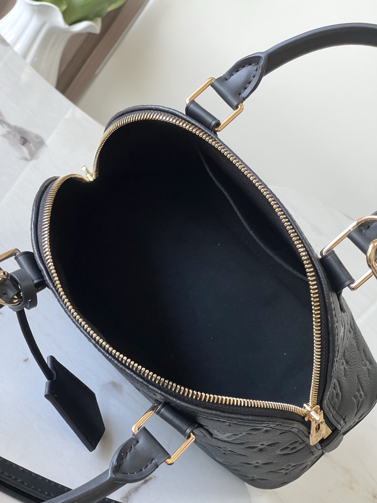 p610。 M26409黑色 头层皮
顶级原单 半钢五金 163c01芯片

M26409黑色 M28661棕色 压花散发着巴黎人优雅气息的阿尔玛BB（Alma BB）。光滑且非常柔软的House的Monogram Anp-Flunpe皮革材质。从1934年推出的方形手提包中获得灵感，原封不动地包含结构性的轮廓和签名基贝尔和帕德洛克的感性设计。可以用多种方式造型的单品。精致的金色硬件。
尺寸:23.5 x 17.5 x 11.5