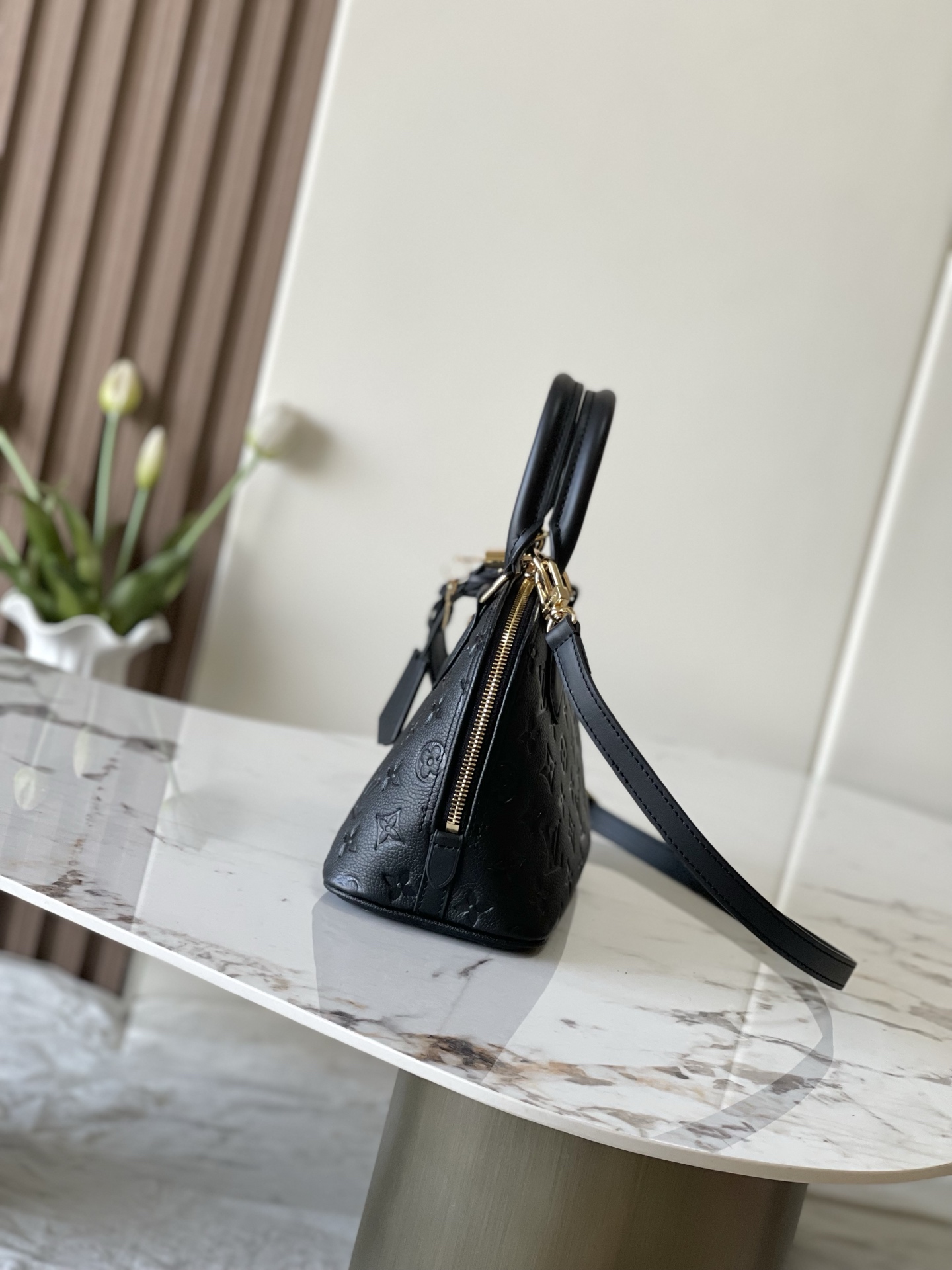 p610。 M26409黑色 头层皮
顶级原单 半钢五金 163c01芯片

M26409黑色 M28661棕色 压花散发着巴黎人优雅气息的阿尔玛BB（Alma BB）。光滑且非常柔软的House的Monogram Anp-Flunpe皮革材质。从1934年推出的方形手提包中获得灵感，原封不动地包含结构性的轮廓和签名基贝尔和帕德洛克的感性设计。可以用多种方式造型的单品。精致的金色硬件。
尺寸:23.5 x 17.5 x 11.5