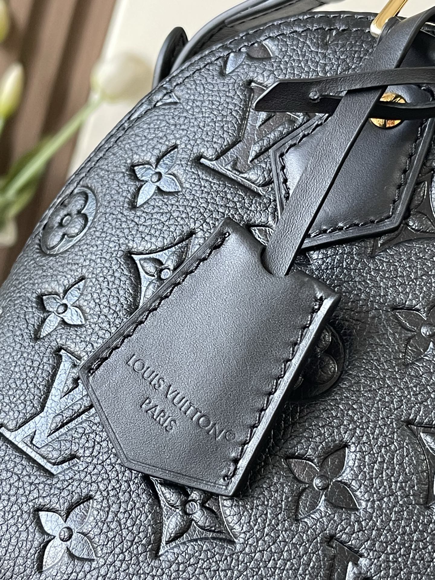 p610。 M26409黑色 头层皮
顶级原单 半钢五金 163c01芯片

M26409黑色 M28661棕色 压花散发着巴黎人优雅气息的阿尔玛BB（Alma BB）。光滑且非常柔软的House的Monogram Anp-Flunpe皮革材质。从1934年推出的方形手提包中获得灵感，原封不动地包含结构性的轮廓和签名基贝尔和帕德洛克的感性设计。可以用多种方式造型的单品。精致的金色硬件。
尺寸:23.5 x 17.5 x 11.5