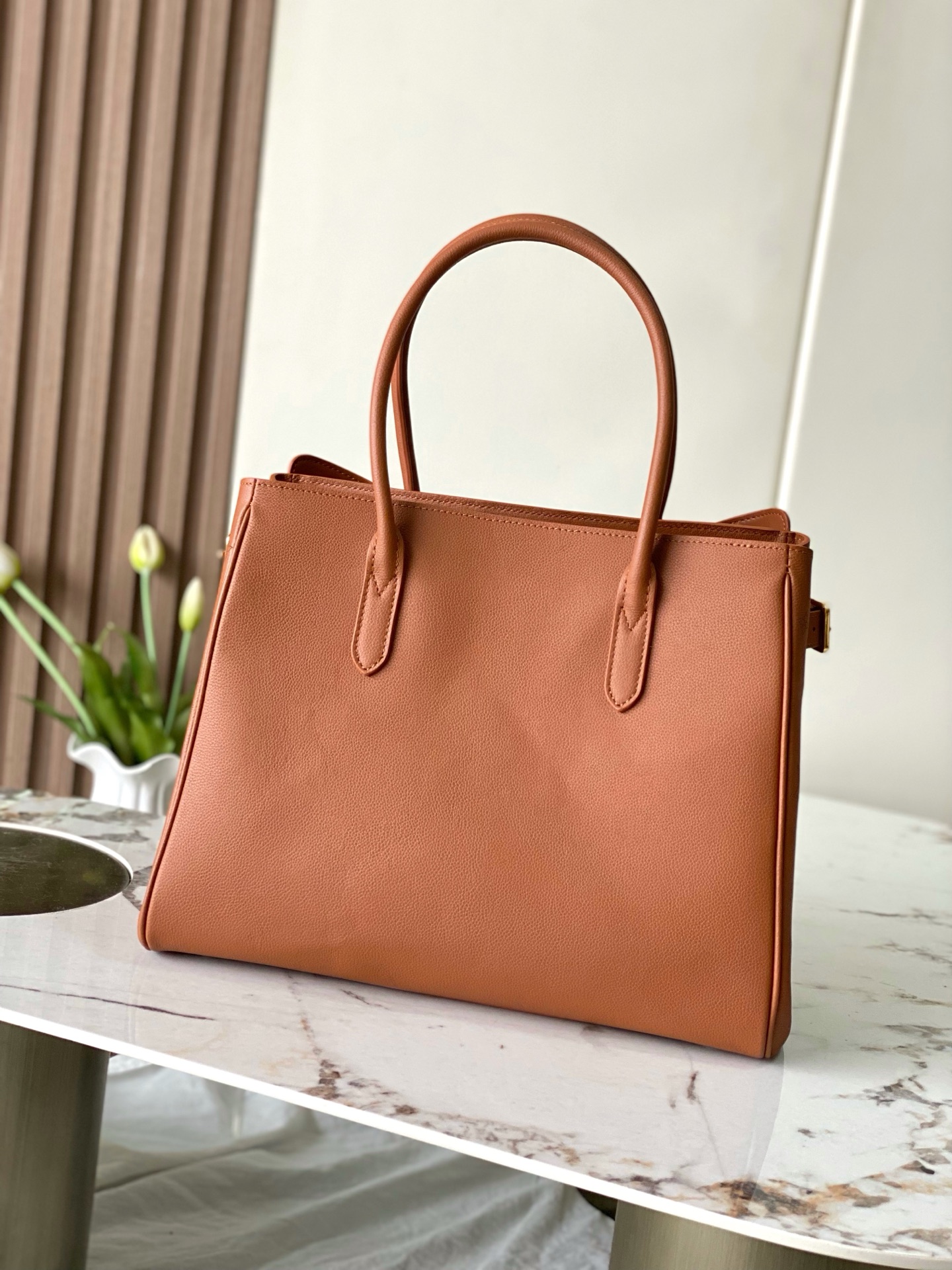 p820。 款号M26501棕色中号
顶级原单 半钢五金 163c01芯片

本款以实用而时尚的设计彰显了该品牌卓越的工艺。它采用小牛皮制成，表面带有淡淡的缎面效果，配有金色装饰的搭扣和标志性的密码锁，密码锁上精心镌刻着品牌图案。这款多功能手提包配有可调节的侧带，还有多个口袋，可确保贵重物品的安全存放。

尺寸:35 x 21 x 12.5