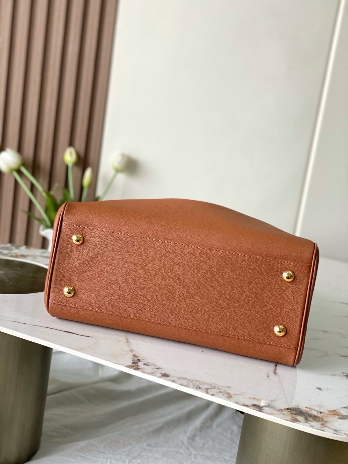 p820。 款号M26501棕色中号
顶级原单 半钢五金 163c01芯片

本款以实用而时尚的设计彰显了该品牌卓越的工艺。它采用小牛皮制成，表面带有淡淡的缎面效果，配有金色装饰的搭扣和标志性的密码锁，密码锁上精心镌刻着品牌图案。这款多功能手提包配有可调节的侧带，还有多个口袋，可确保贵重物品的安全存放。

尺寸:35 x 21 x 12.5