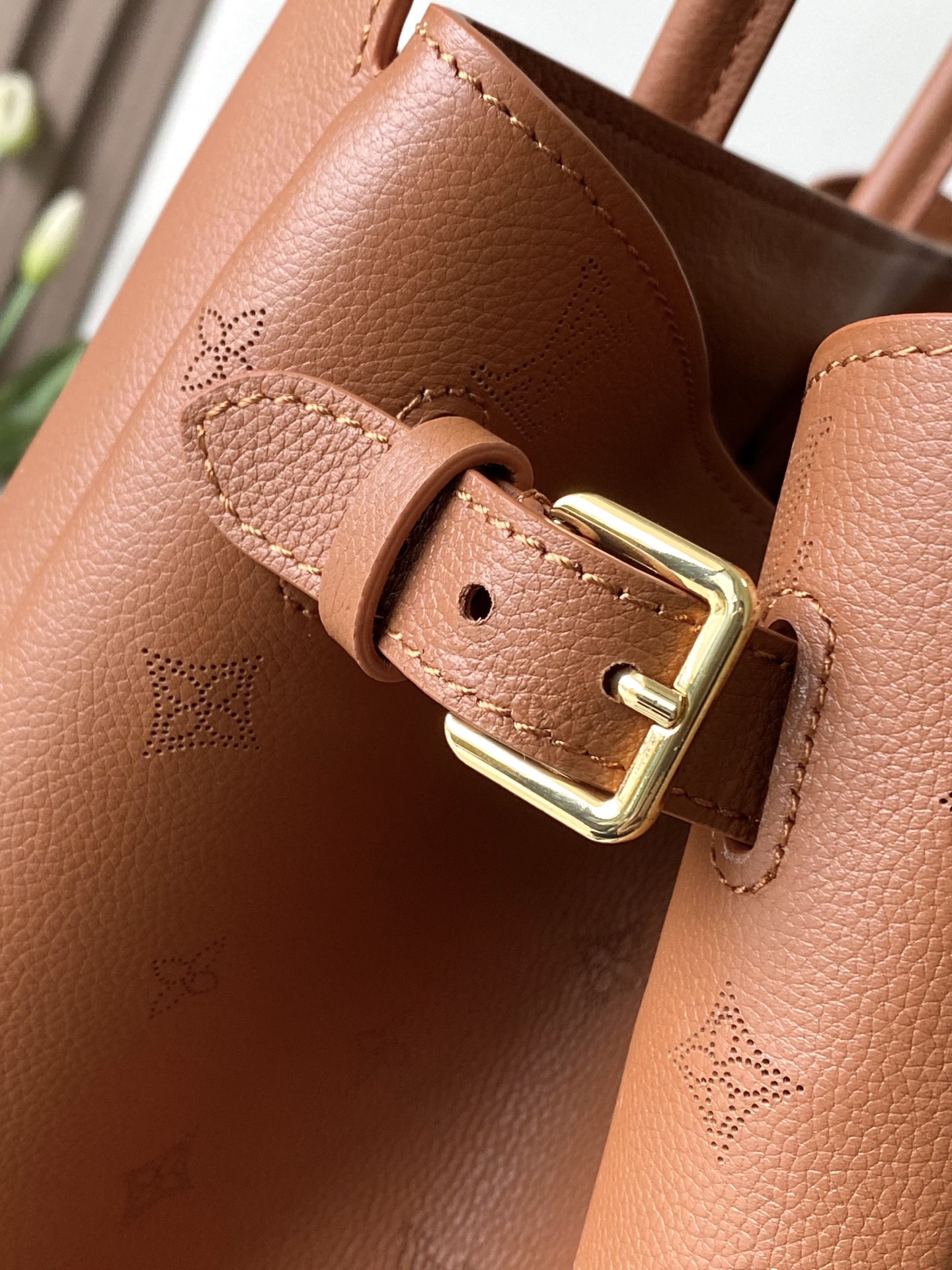 p820。 款号M26501棕色中号
顶级原单 半钢五金 163c01芯片

本款以实用而时尚的设计彰显了该品牌卓越的工艺。它采用小牛皮制成，表面带有淡淡的缎面效果，配有金色装饰的搭扣和标志性的密码锁，密码锁上精心镌刻着品牌图案。这款多功能手提包配有可调节的侧带，还有多个口袋，可确保贵重物品的安全存放。

尺寸:35 x 21 x 12.5