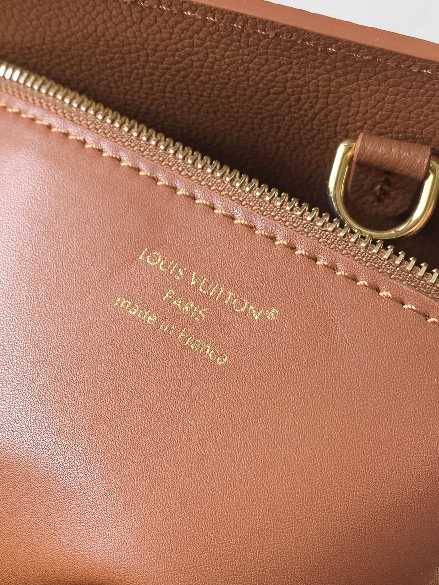 p820。 款号M26501棕色中号
顶级原单 半钢五金 163c01芯片

本款以实用而时尚的设计彰显了该品牌卓越的工艺。它采用小牛皮制成，表面带有淡淡的缎面效果，配有金色装饰的搭扣和标志性的密码锁，密码锁上精心镌刻着品牌图案。这款多功能手提包配有可调节的侧带，还有多个口袋，可确保贵重物品的安全存放。

尺寸:35 x 21 x 12.5