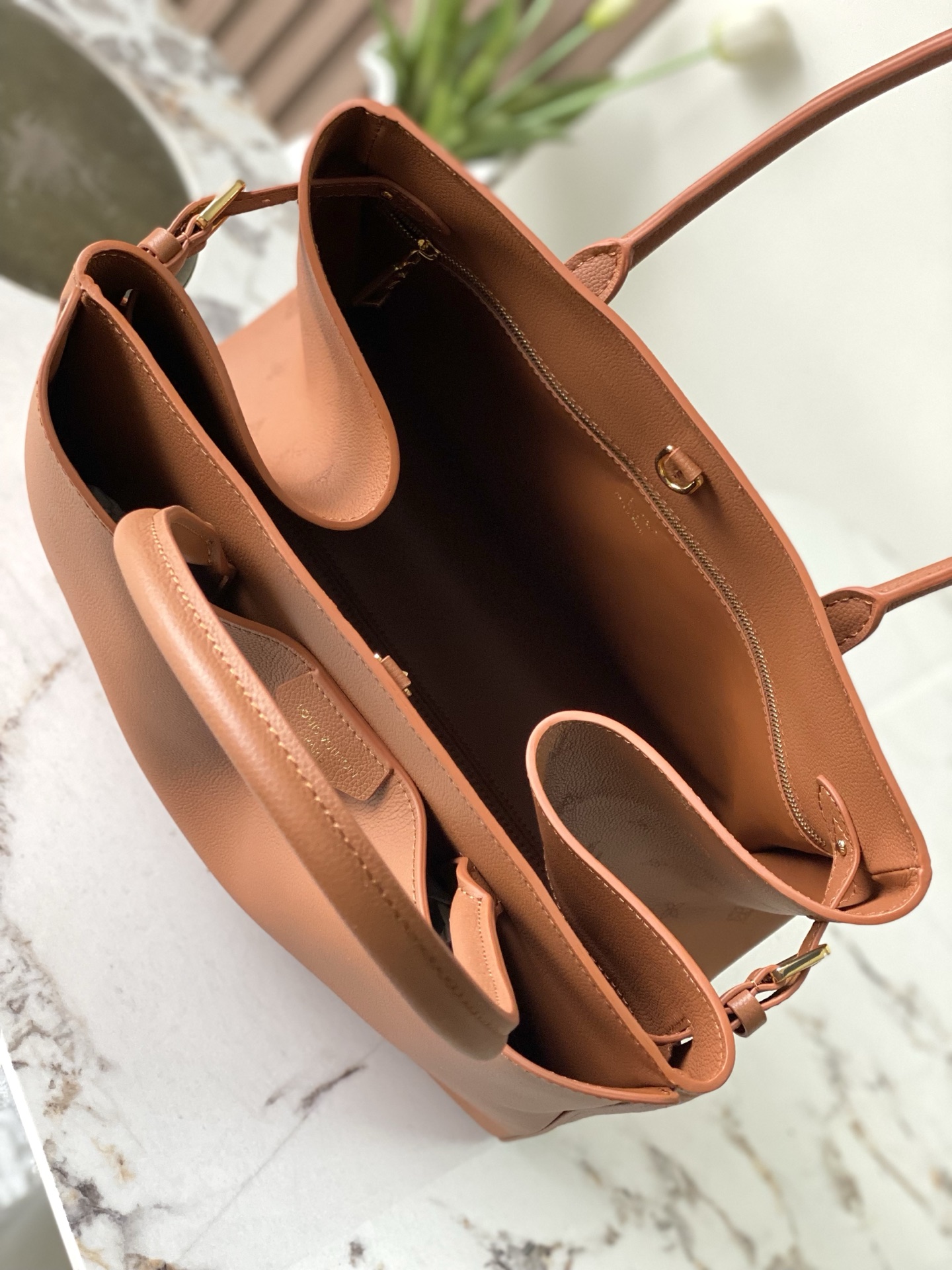 p820。 款号M26501棕色中号
顶级原单 半钢五金 163c01芯片

本款以实用而时尚的设计彰显了该品牌卓越的工艺。它采用小牛皮制成，表面带有淡淡的缎面效果，配有金色装饰的搭扣和标志性的密码锁，密码锁上精心镌刻着品牌图案。这款多功能手提包配有可调节的侧带，还有多个口袋，可确保贵重物品的安全存放。

尺寸:35 x 21 x 12.5