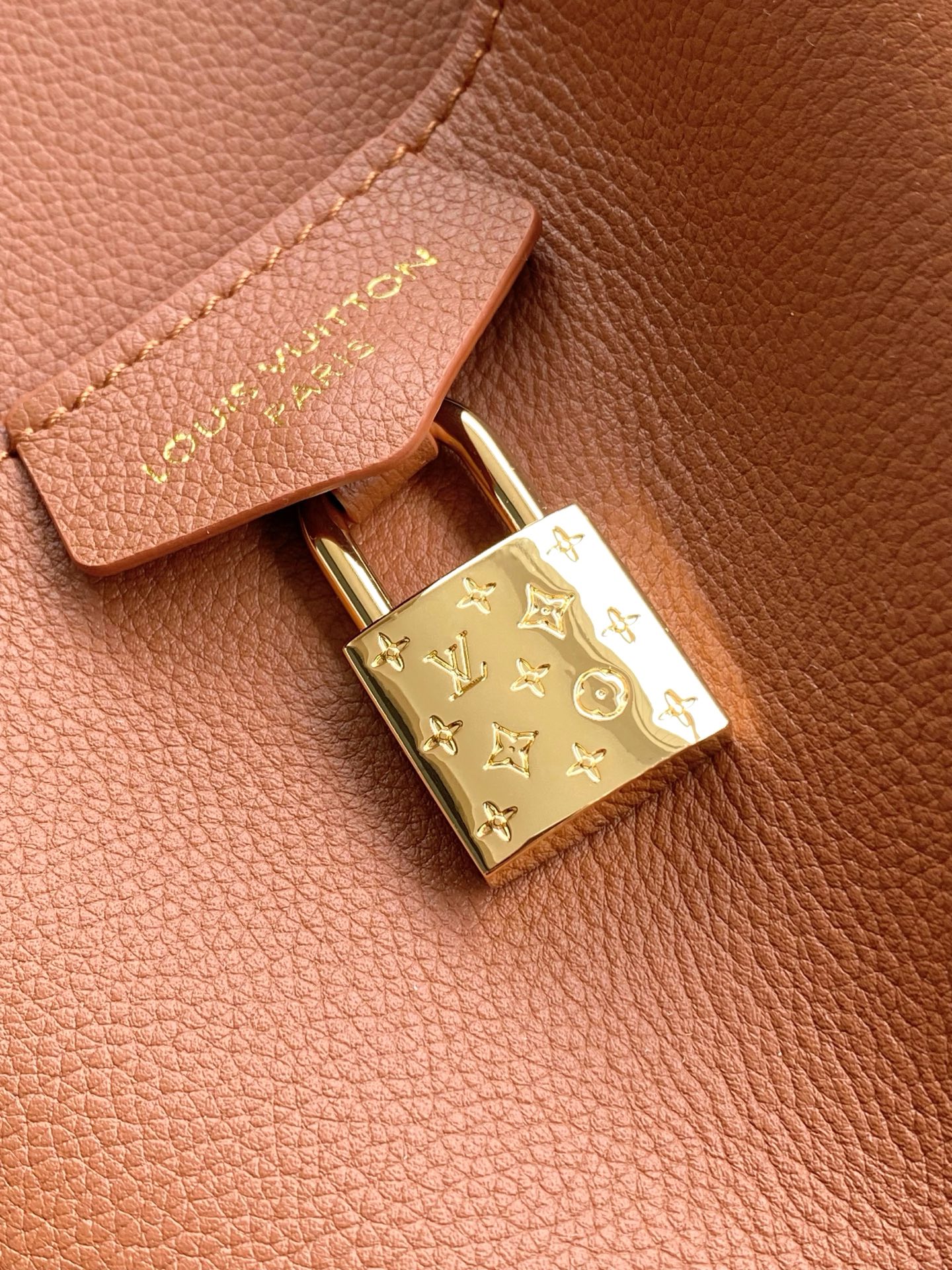 p820。 款号M26501棕色中号
顶级原单 半钢五金 163c01芯片

本款以实用而时尚的设计彰显了该品牌卓越的工艺。它采用小牛皮制成，表面带有淡淡的缎面效果，配有金色装饰的搭扣和标志性的密码锁，密码锁上精心镌刻着品牌图案。这款多功能手提包配有可调节的侧带，还有多个口袋，可确保贵重物品的安全存放。

尺寸:35 x 21 x 12.5