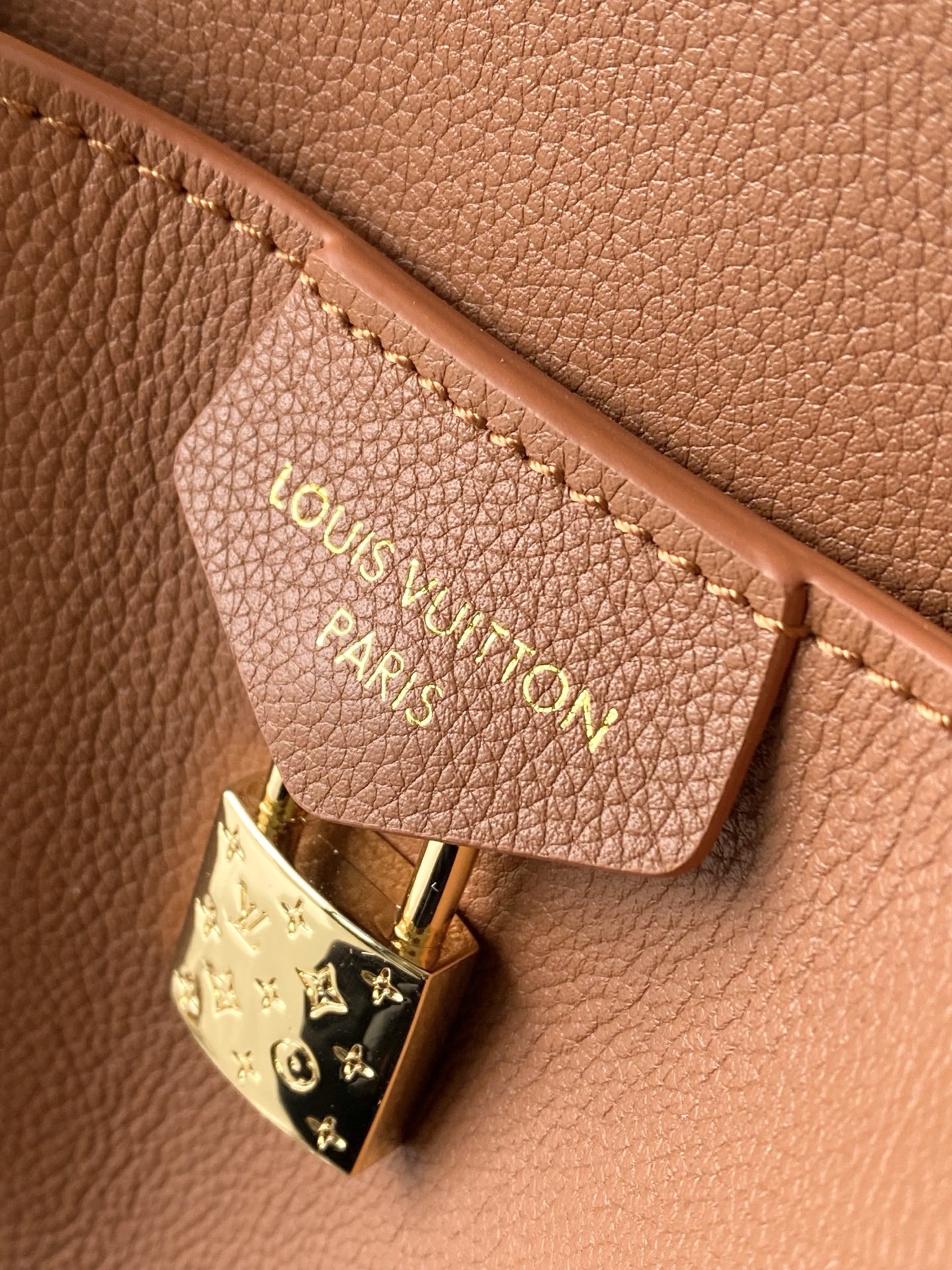 p820。 款号M26501棕色中号
顶级原单 半钢五金 163c01芯片

本款以实用而时尚的设计彰显了该品牌卓越的工艺。它采用小牛皮制成，表面带有淡淡的缎面效果，配有金色装饰的搭扣和标志性的密码锁，密码锁上精心镌刻着品牌图案。这款多功能手提包配有可调节的侧带，还有多个口袋，可确保贵重物品的安全存放。

尺寸:35 x 21 x 12.5