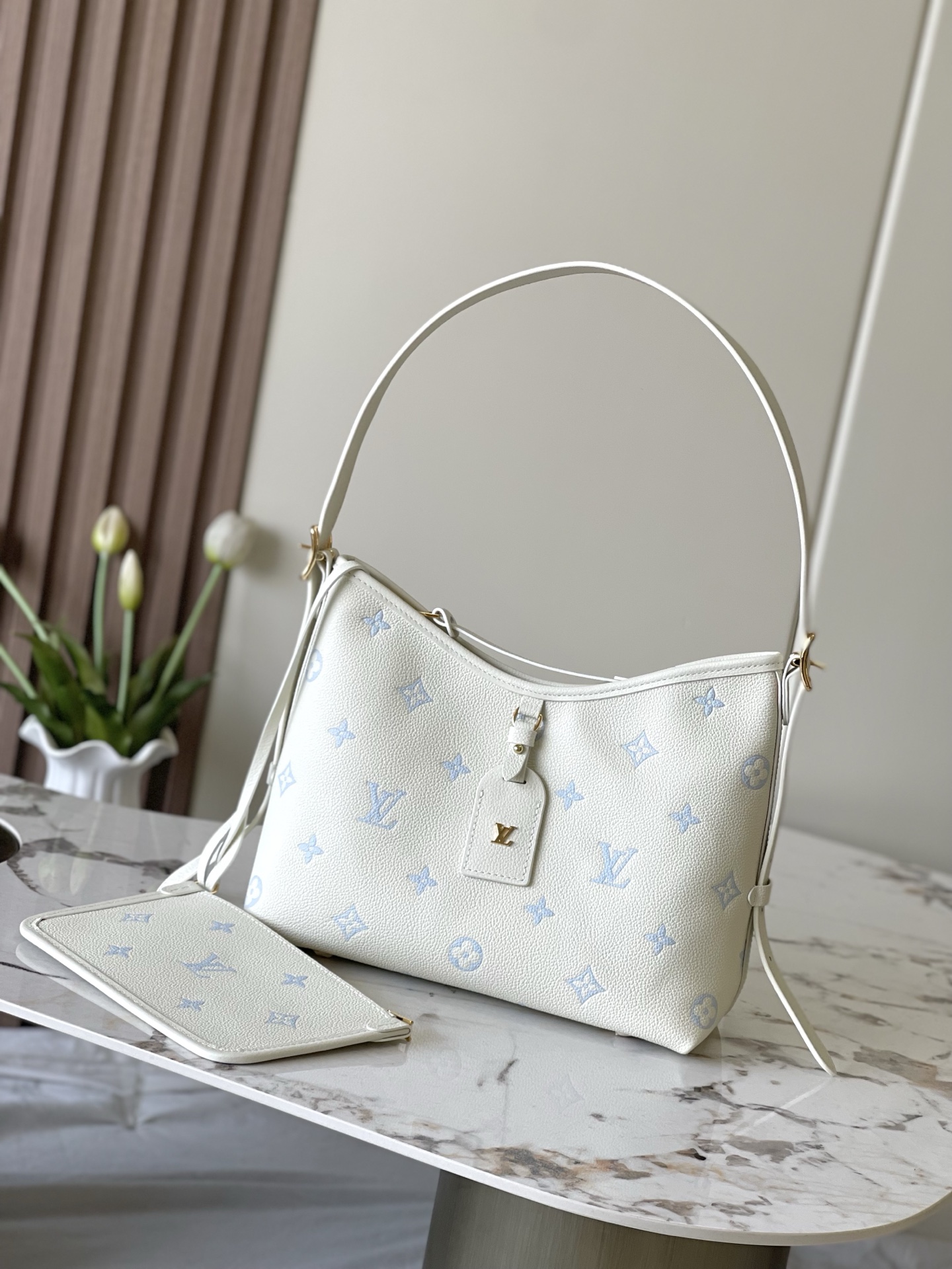 p520 N.º de modelo M27573 Tapa azul sal marina Herrajes originales de semiacero Chip 163c01 Este bolso pequeño CarryAll…