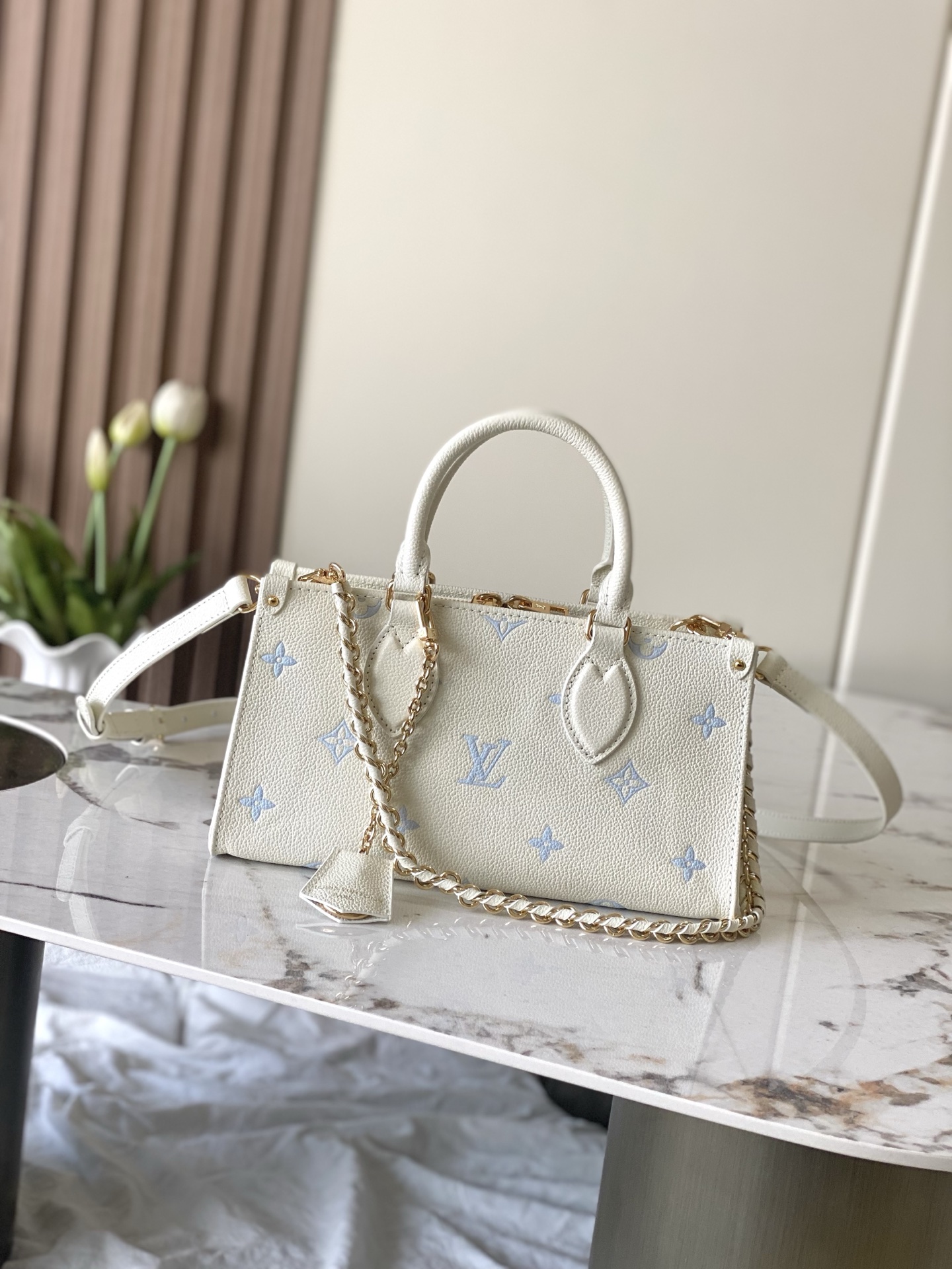 p450 N.º de estilo 27577 Sea Salt Blue Herrajes originales de semiacero de alta calidad chip 163c01 Este bolso OnTheGo …
