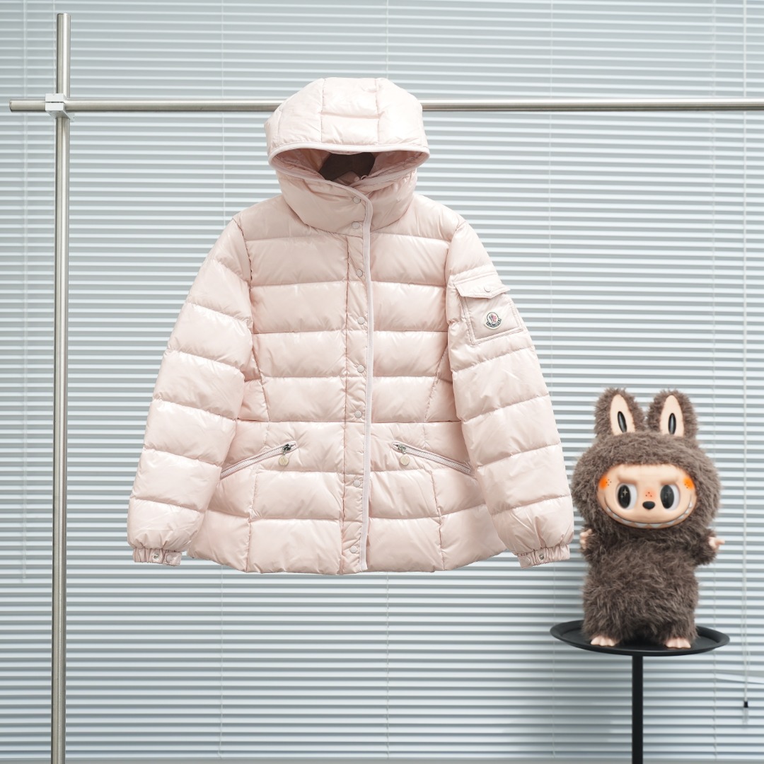 粉色
Moncler | 盟可睐 FW24 Barante 短款收腰廓形拉链长袖羽绒服/小蛮腰女款
尺码:0-3