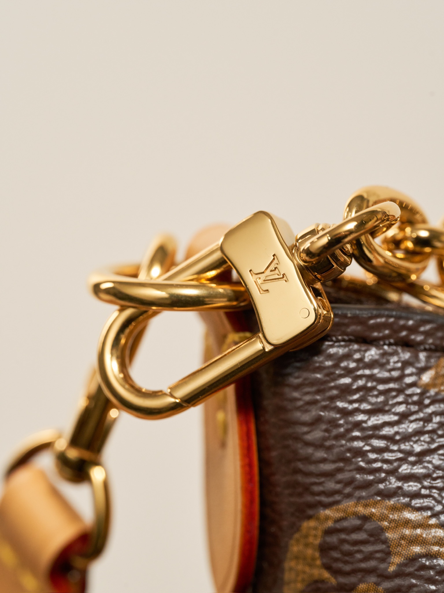 Imagen detallada 1️⃣ Bolso de mano 𝐍𝐀𝐍𝐎 𝐁𝐎𝐔𝐋𝐎𝐆𝐍𝐄, totalmente de acero, único y genuino #️⃣ ¡Primer lanzamie…
