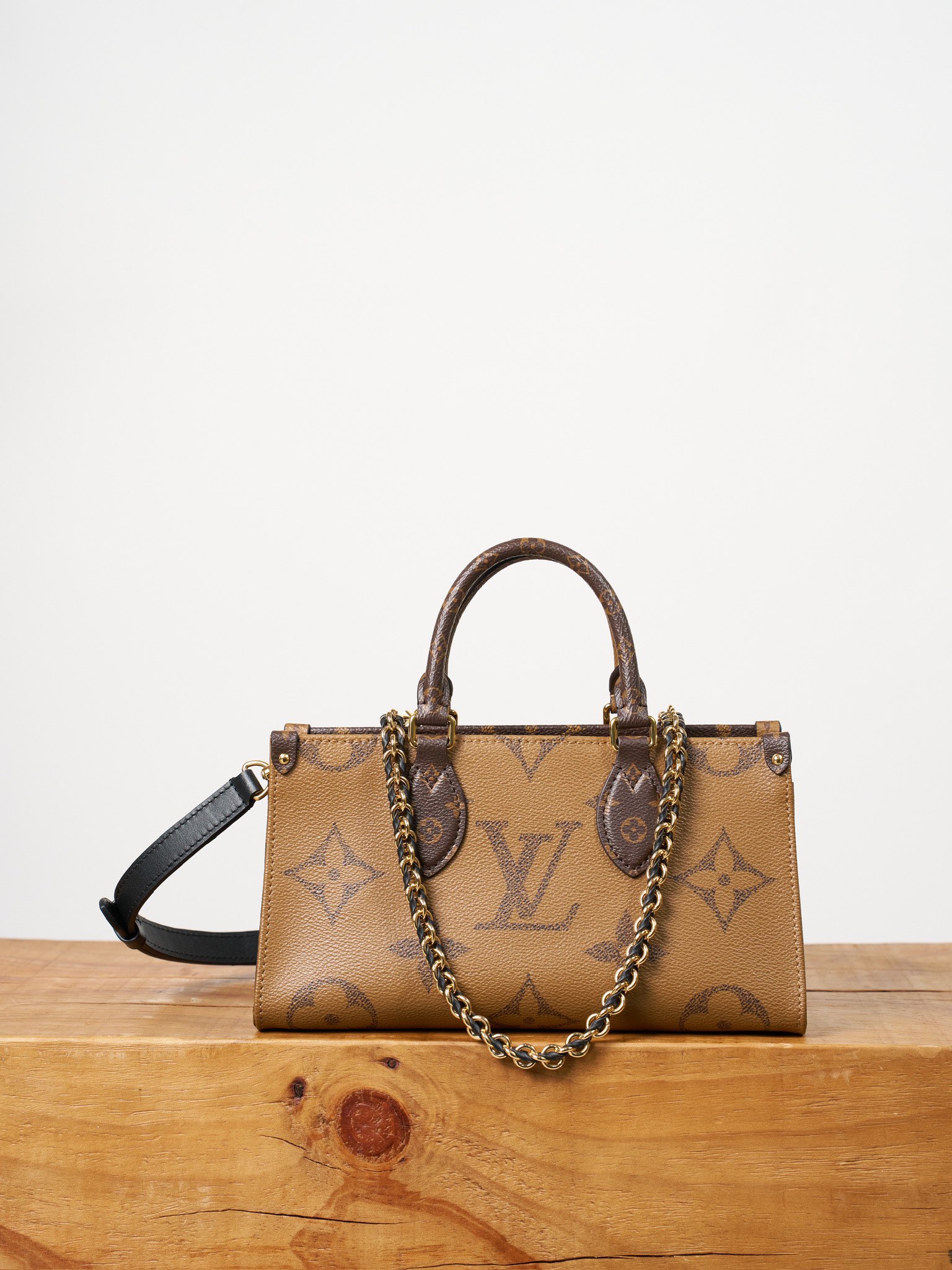 P800P totalmente de acero, exclusivo y auténtico grado M14236 Bolso ONTHEGO EAST WEST CHAIN ​​​​Este bolso OnTheGo East…