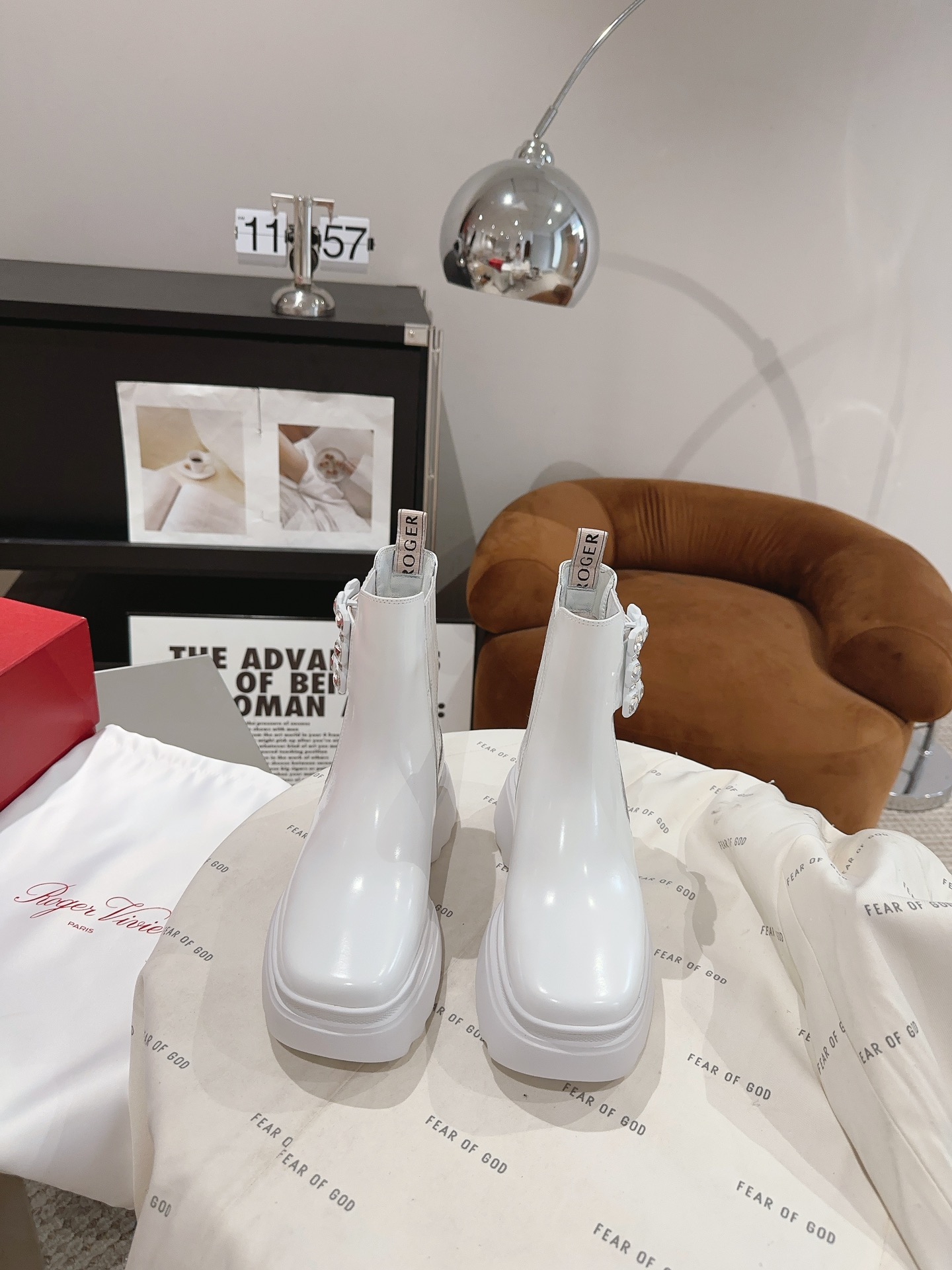 NO:476517,' | The new Yunduo Square Diamond Lace Short Boots Series of the counter is available ★★★★★ Recognize the top product for purchasing agents! Products from Taiwanese factories! Original custom calf patent leather with original mold opening diamond buckle decoration Inside specific water dye mixed soft sheepskin lining, original mold opening custom foaming and non-slip sole Shoe size: 35-39 (40 41 customized without return and exchange) The original counter full set of luxury packaging, boots, boots, sheepskin19860909' |  专柜新款云朵方钻系带短靴系列上新 ★★★★★ 认准代购级别顶货！台资工厂出品！ 鞋面原版定制小牛漆皮配原版开模钻扣饰  内里特定水染混种柔软羊皮里 大底原版开模定制发泡防滑大底 鞋码:35-39（40 41定制不退换） 原版专柜全套豪华包装,靴子,boots,sheepskin,Women's Shoes