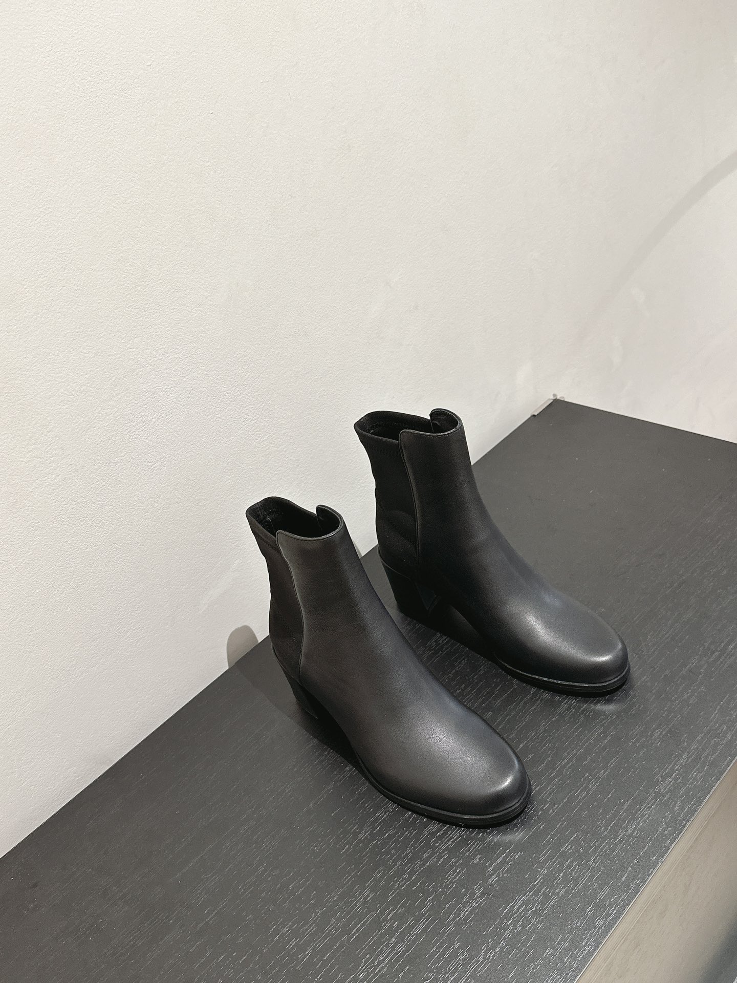 Stuart Weitzman Soho Knee Boots: Modern Urban Style with Soho Trench Sole - 图片 7