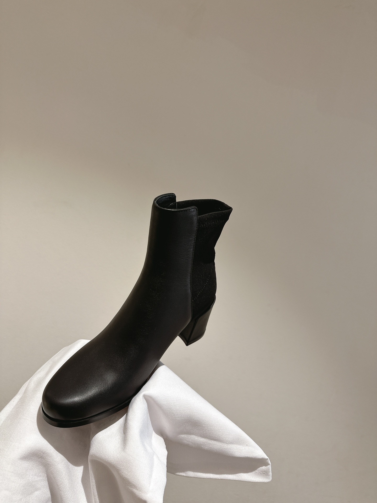Stuart Weitzman Soho Knee Boots: Modern Urban Style with Soho Trench Sole - 图片 8