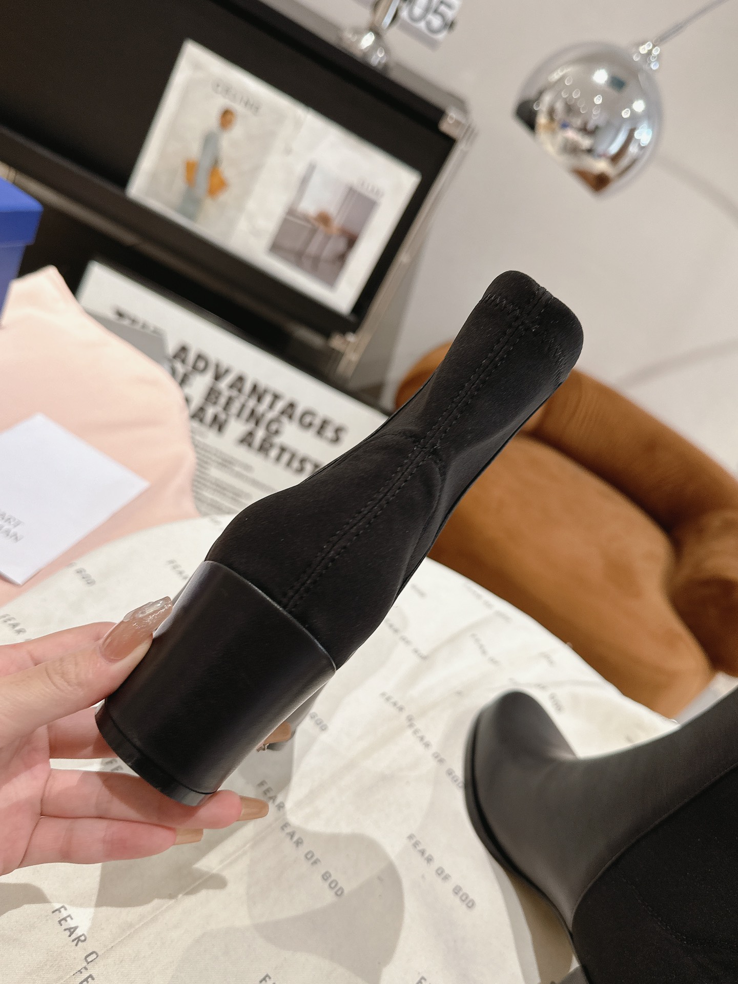 Stuart Weitzman Soho Knee Boots: Modern Urban Style with Soho Trench Sole - 图片 5