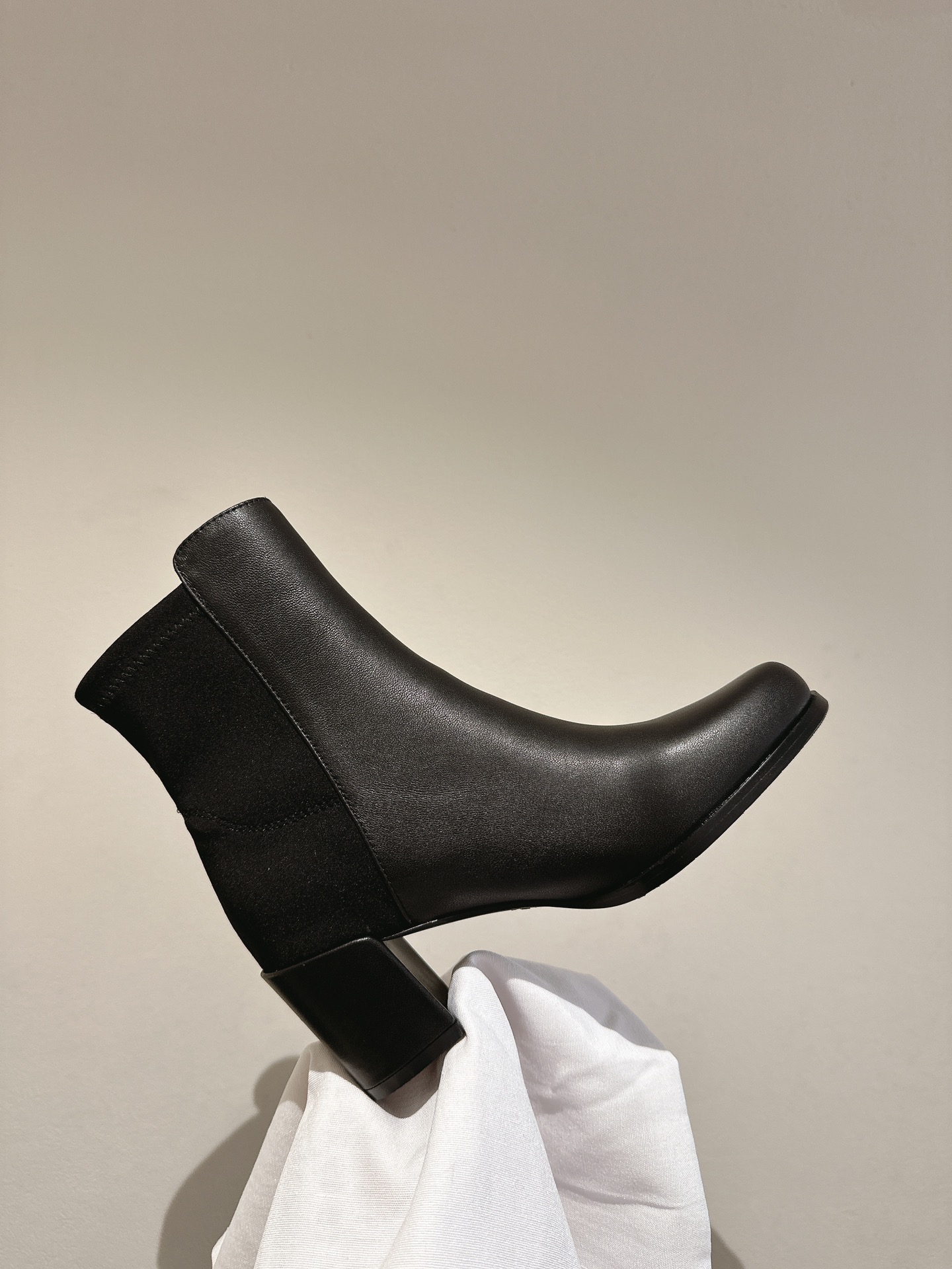 Stuart Weitzman Soho Knee Boots: Modern Urban Style with Soho Trench Sole - 图片 9