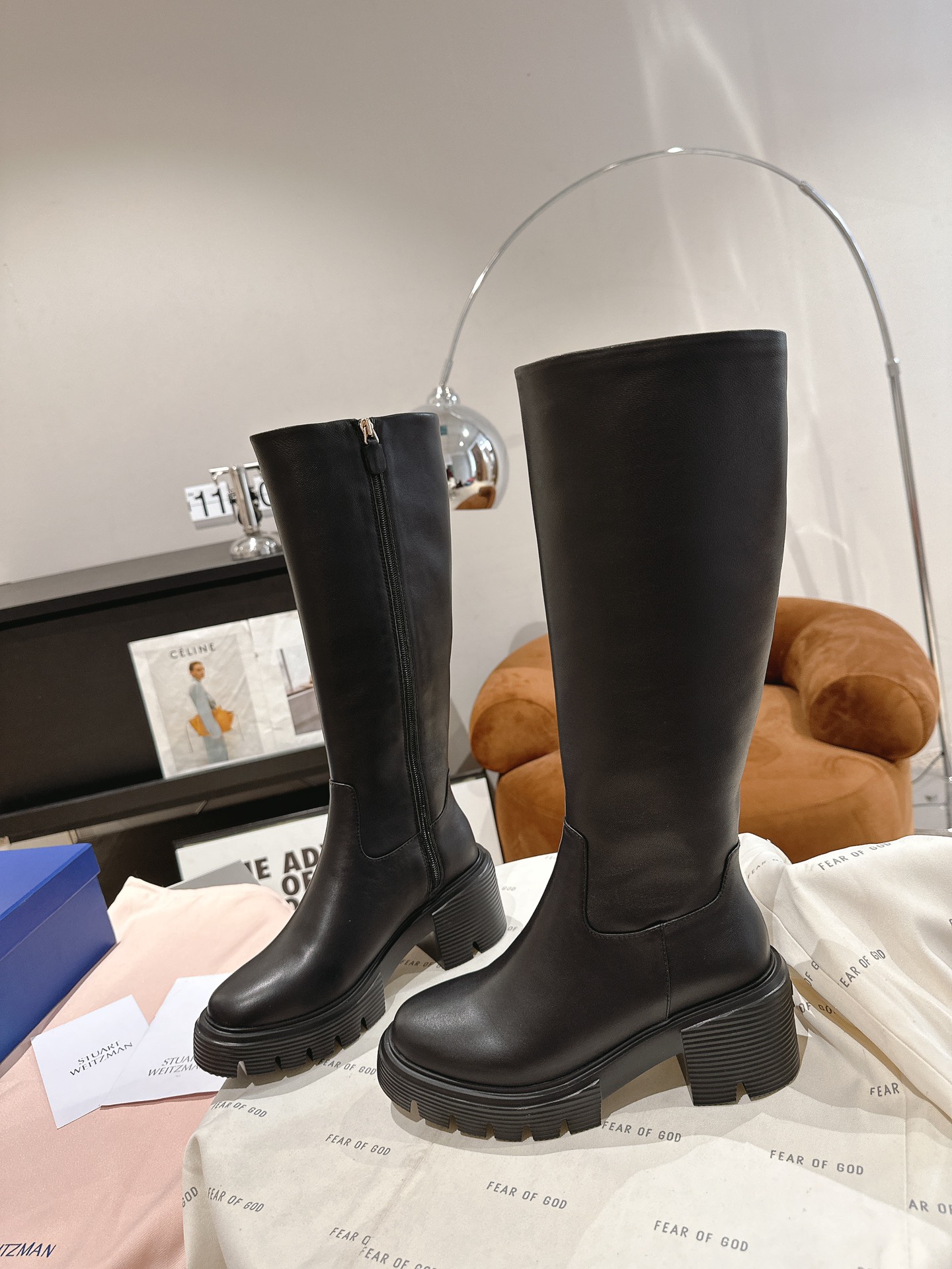 Stuart Weitzman Soho Knee Boots: Modern Urban Style with Soho Trench Soles - 图片 2