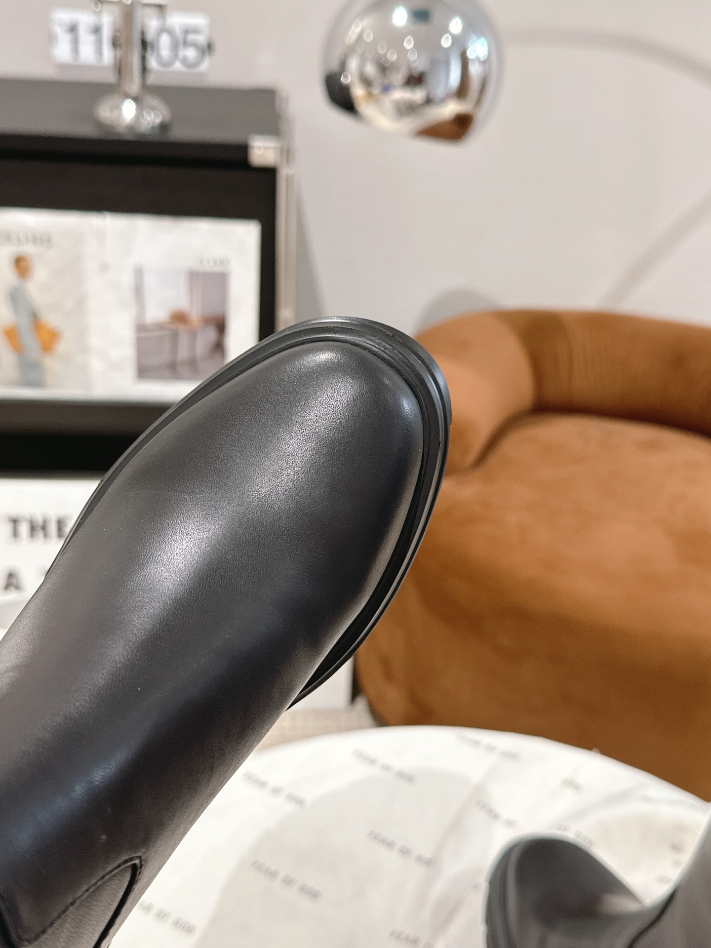 Stuart Weitzman Soho Knee Boots: Modern Urban Style with Soho Trench Soles - 图片 5