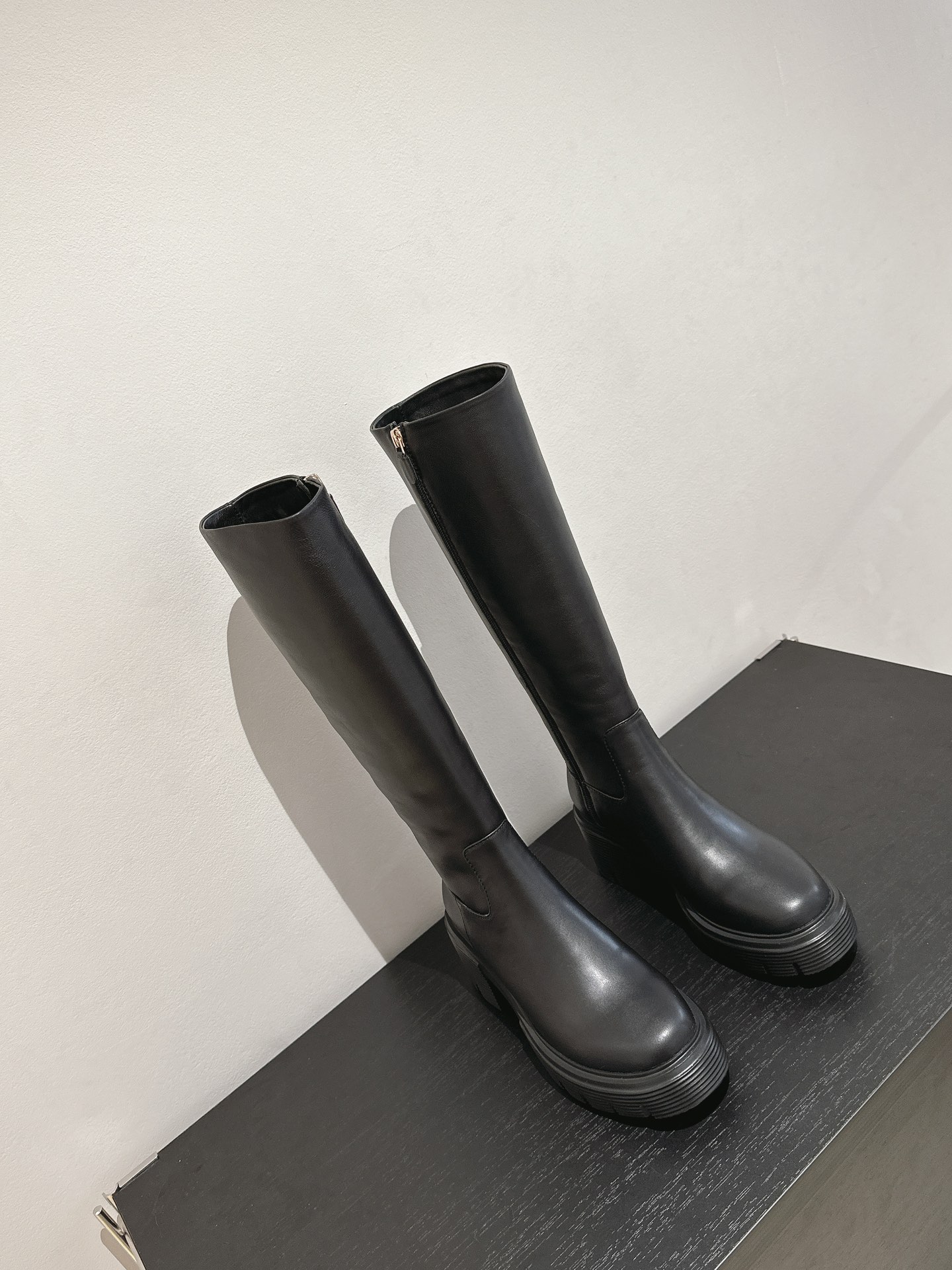 Stuart Weitzman Soho Knee Boots: Modern Urban Style with Soho Trench Soles - 图片 7