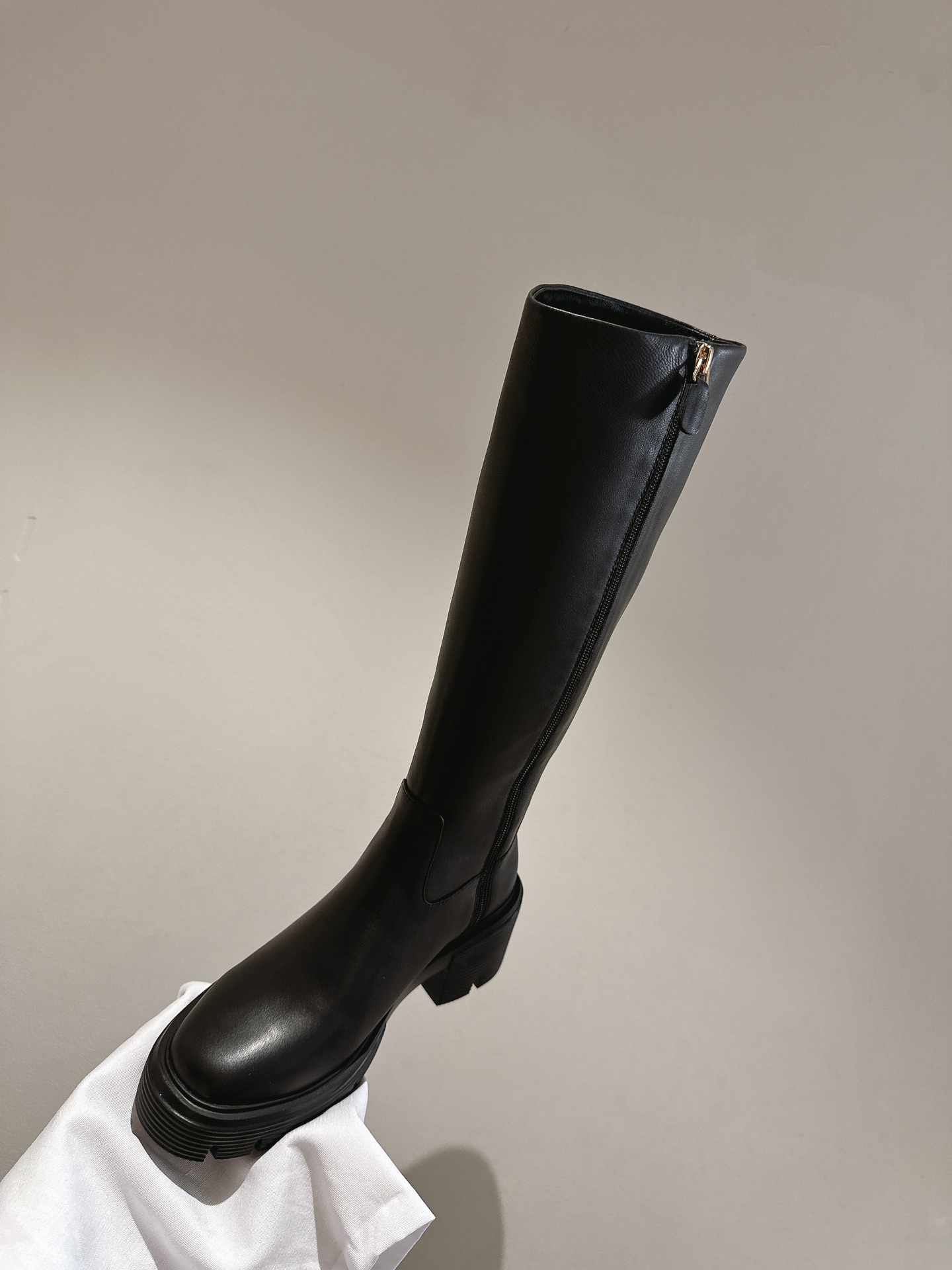 Stuart Weitzman Soho Knee Boots: Modern Urban Style with Soho Trench Soles - 图片 8