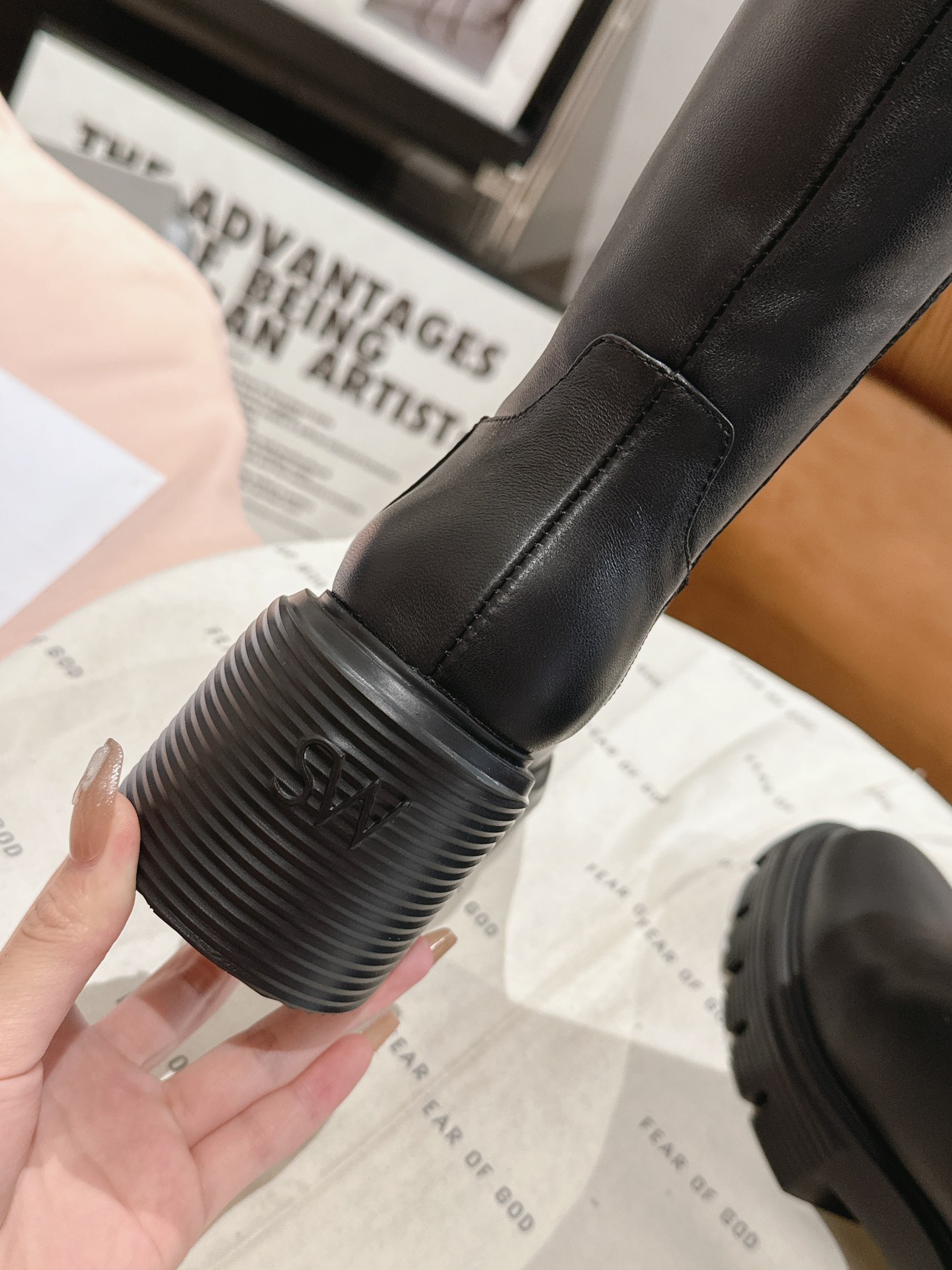 Stuart Weitzman Soho Knee Boots: Modern Urban Style with Soho Trench Soles - 图片 4