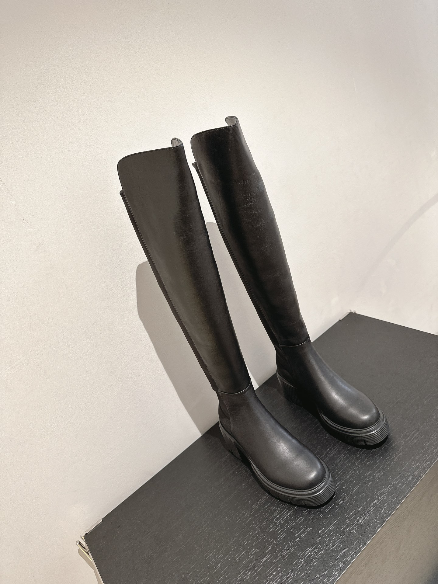 Stuart Weitzman Soho Knee Boots: Modern Urban Style with Soho Trench Soles - 图片 7