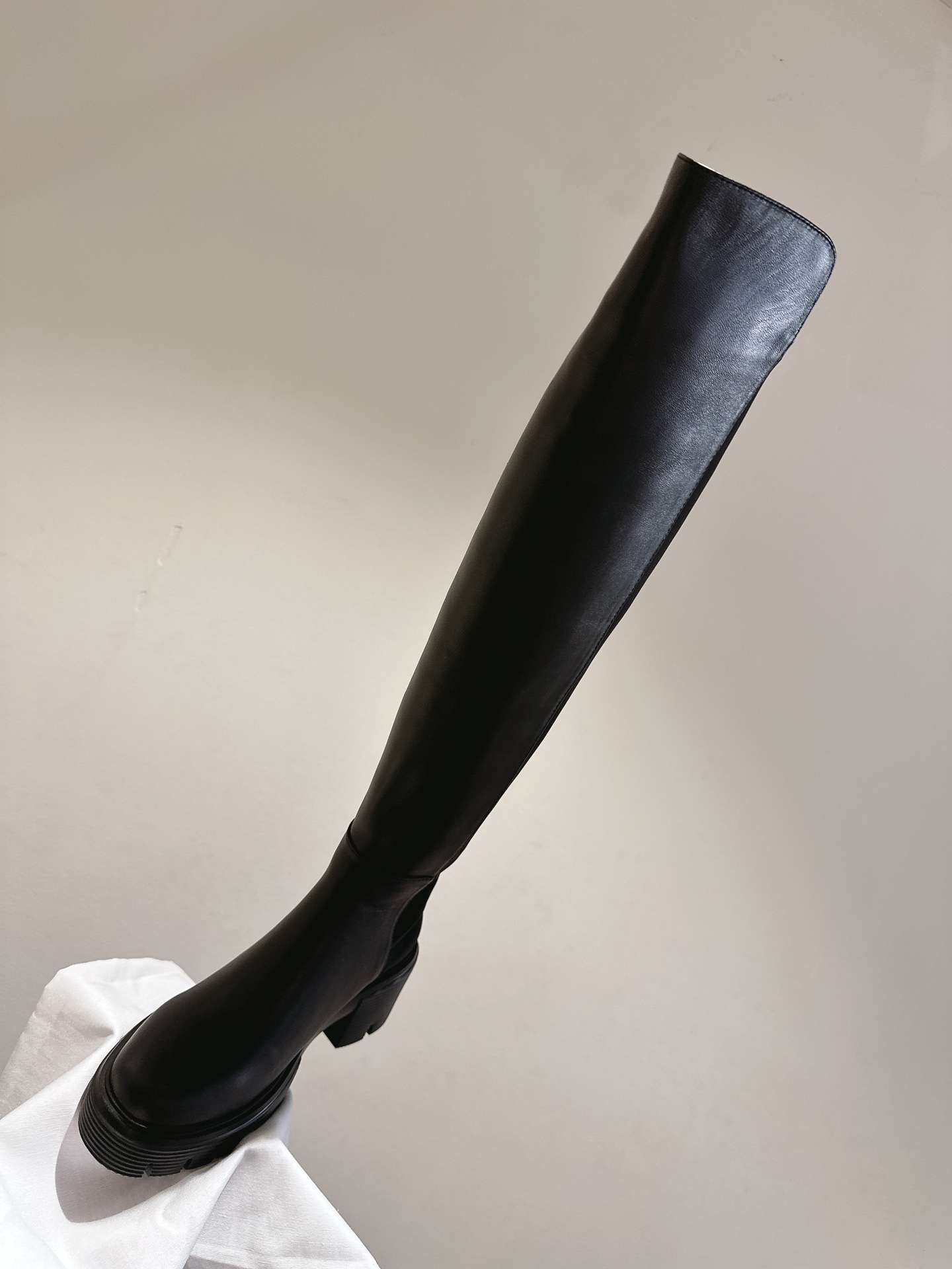 Stuart Weitzman Soho Knee Boots: Modern Urban Style with Soho Trench Soles - 图片 8