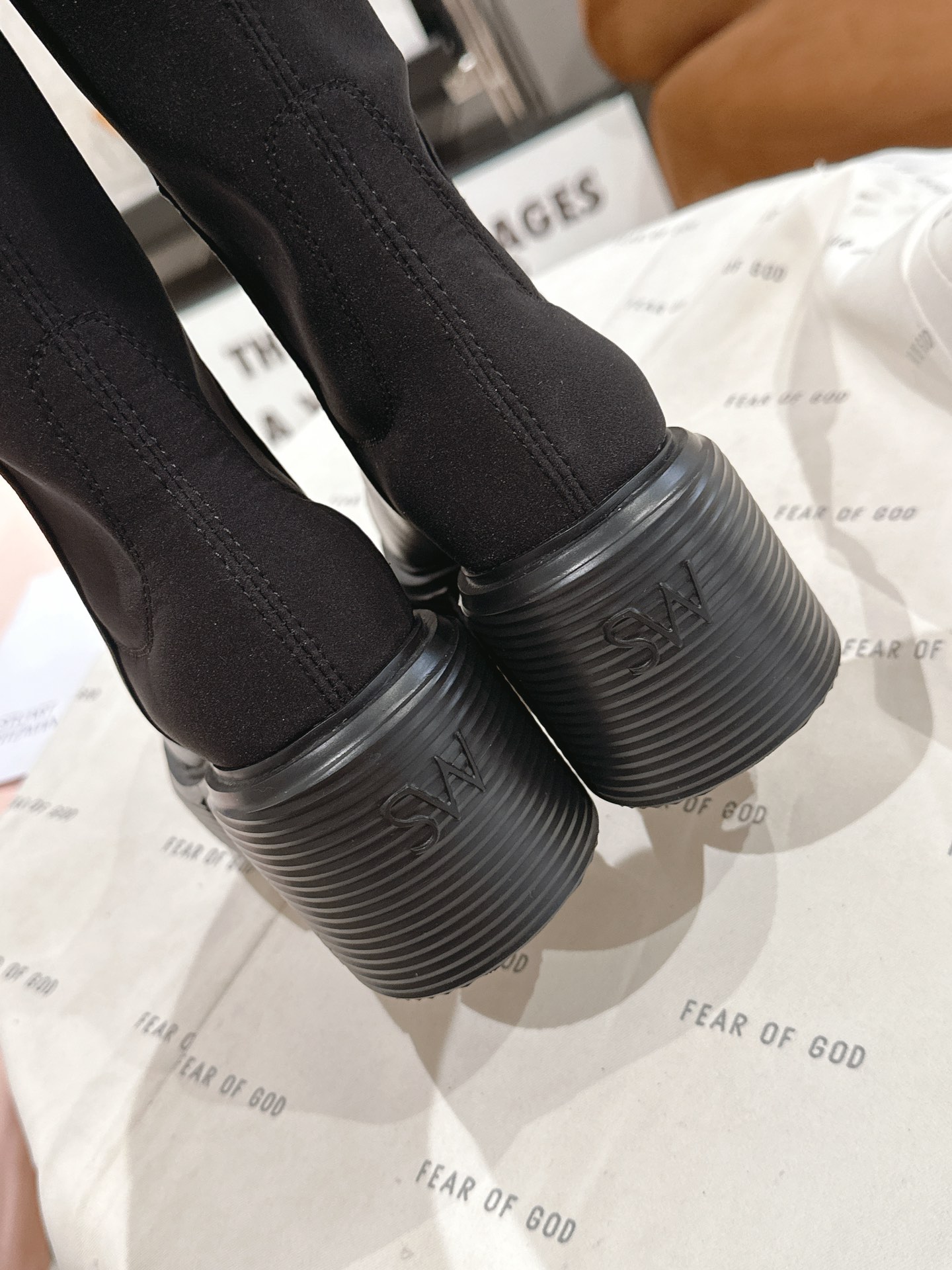 Stuart Weitzman Soho Knee Boots: Modern Urban Style with Soho Trench Soles - 图片 5