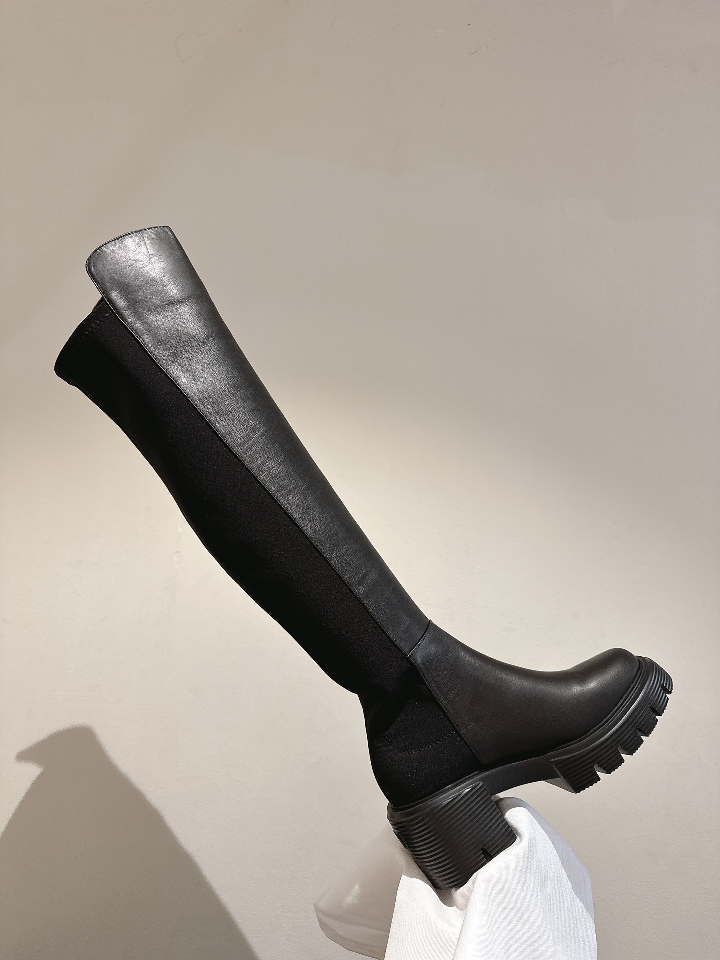 Stuart Weitzman Soho Knee Boots: Modern Urban Style with Soho Trench Soles - 图片 9