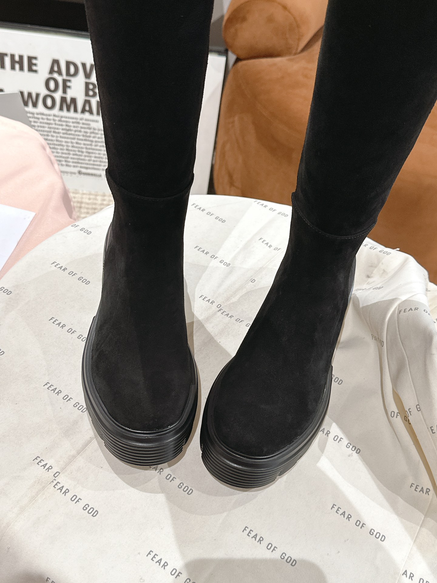 Stuart Weitzman Soho Knee Boots: Modern Urban Style with Eye-Opening Soles - 图片 4