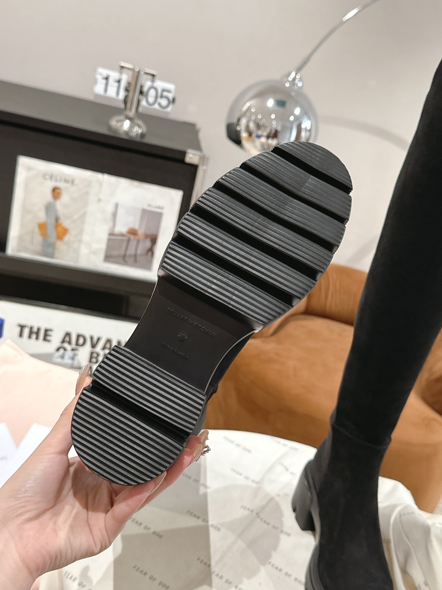 Stuart Weitzman Soho Knee Boots: Modern Urban Style with Eye-Opening Soles - 图片 6