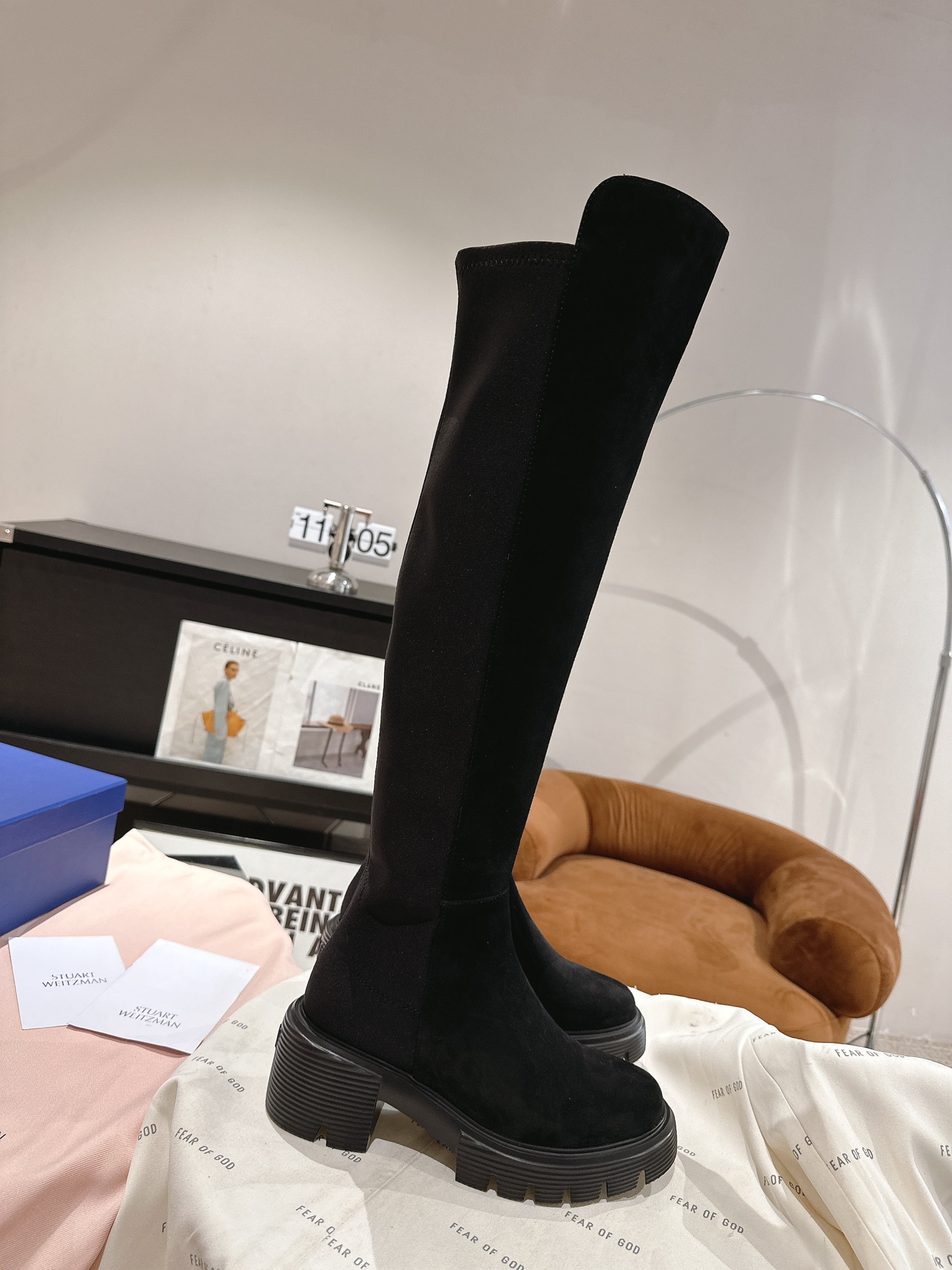 Stuart Weitzman Soho Knee Boots: Modern Urban Style with Eye-Opening Soles - 图片 2