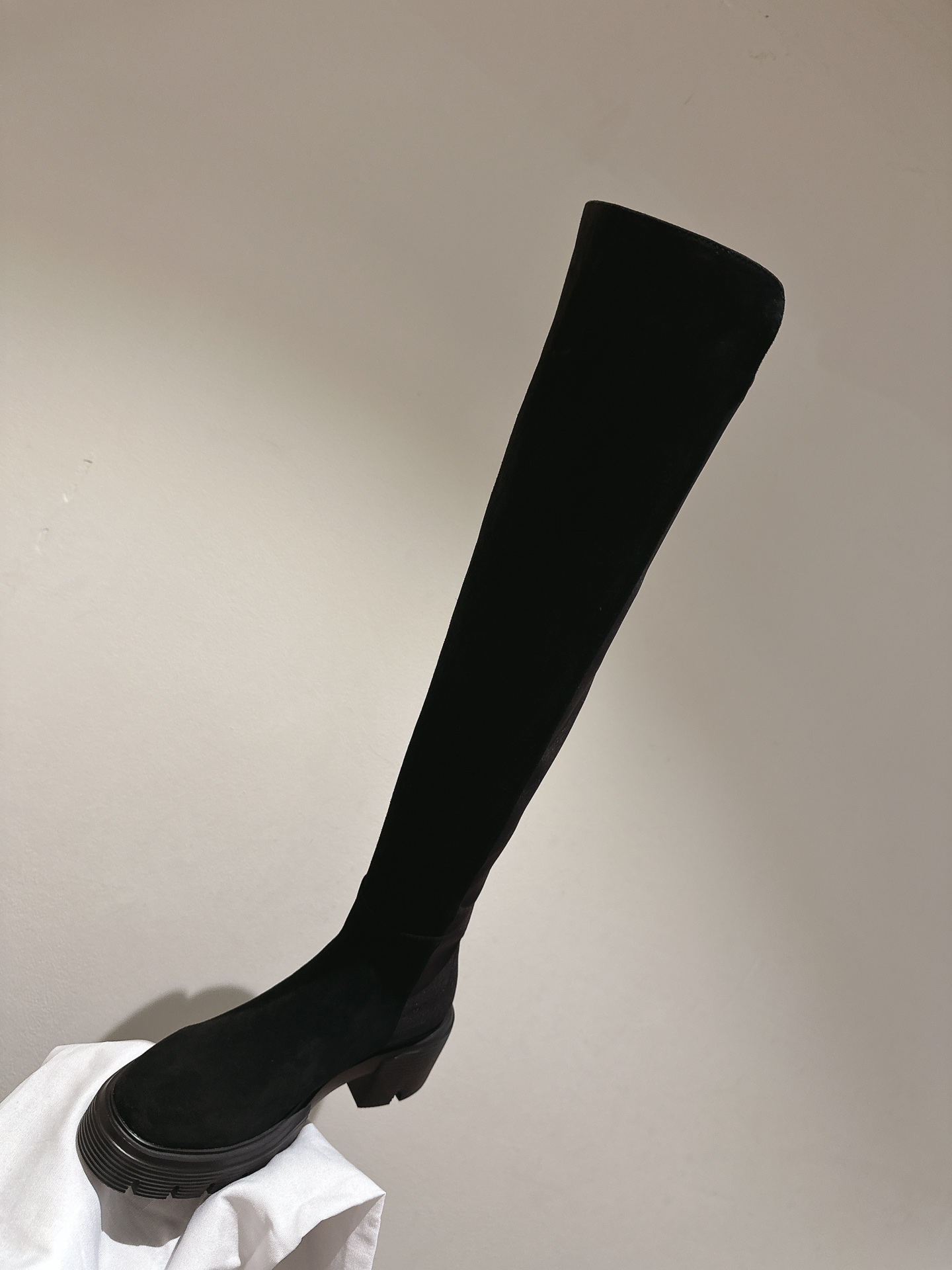 Stuart Weitzman Soho Knee Boots: Modern Urban Style with Eye-Opening Soles - 图片 8