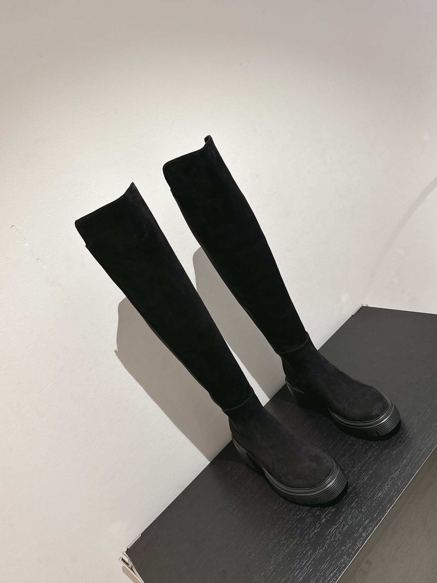 Stuart Weitzman Soho Knee Boots: Modern Urban Style with Eye-Opening Soles - 图片 7