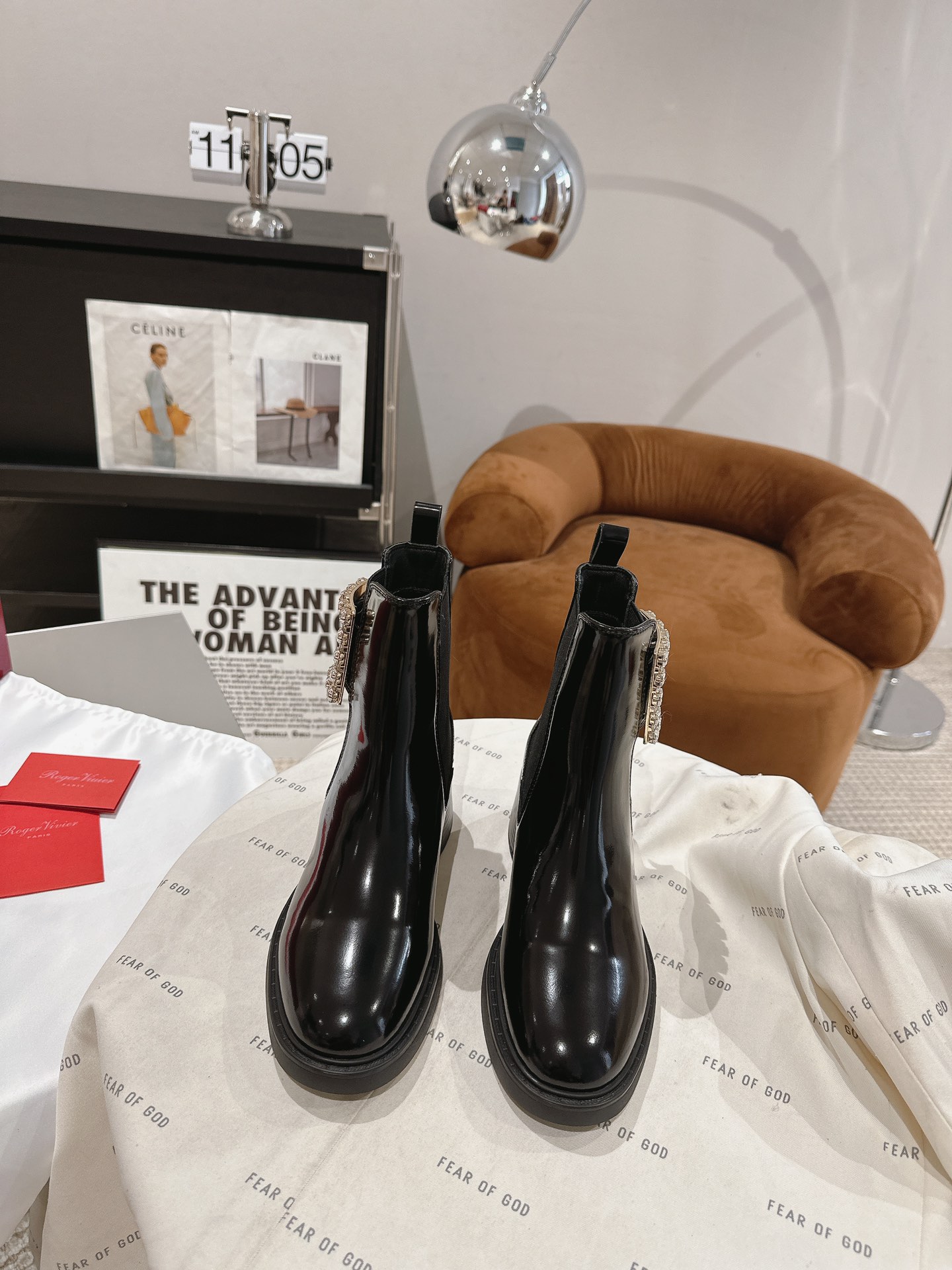 NO:476525,Short boots ' | The new counter style of the same square buckle thick heel thick sole boots are available ★★★★★ Identify the top purchase level! Production from Taiwanese factory! Original custom waxed calfskin with original mold opening and diamond buckle Inner specific mixed-bred sheepskin inner lining original mold opening and anti-slip combination of shoe size: 35-39 (40 41 customization without return and exchange) The original counter full set of luxury packaging, boots, boots, cowhide, sheepskin19860909短靴 ' |  专柜新款大幂幂同款方扣粗跟厚底短靴上新 ★★★★★ 认准代购级别顶货！台资工厂出品！ 鞋面原版定制打蜡小牛皮配原版开模饰扣钻扣 内里特定混种羊皮内里 大底原版开模防滑组合大底 鞋码:35-39（40 41定制不退换） 原版专柜全套豪华包装,靴子,boots,cowhide,sheepskin,Women's Shoes