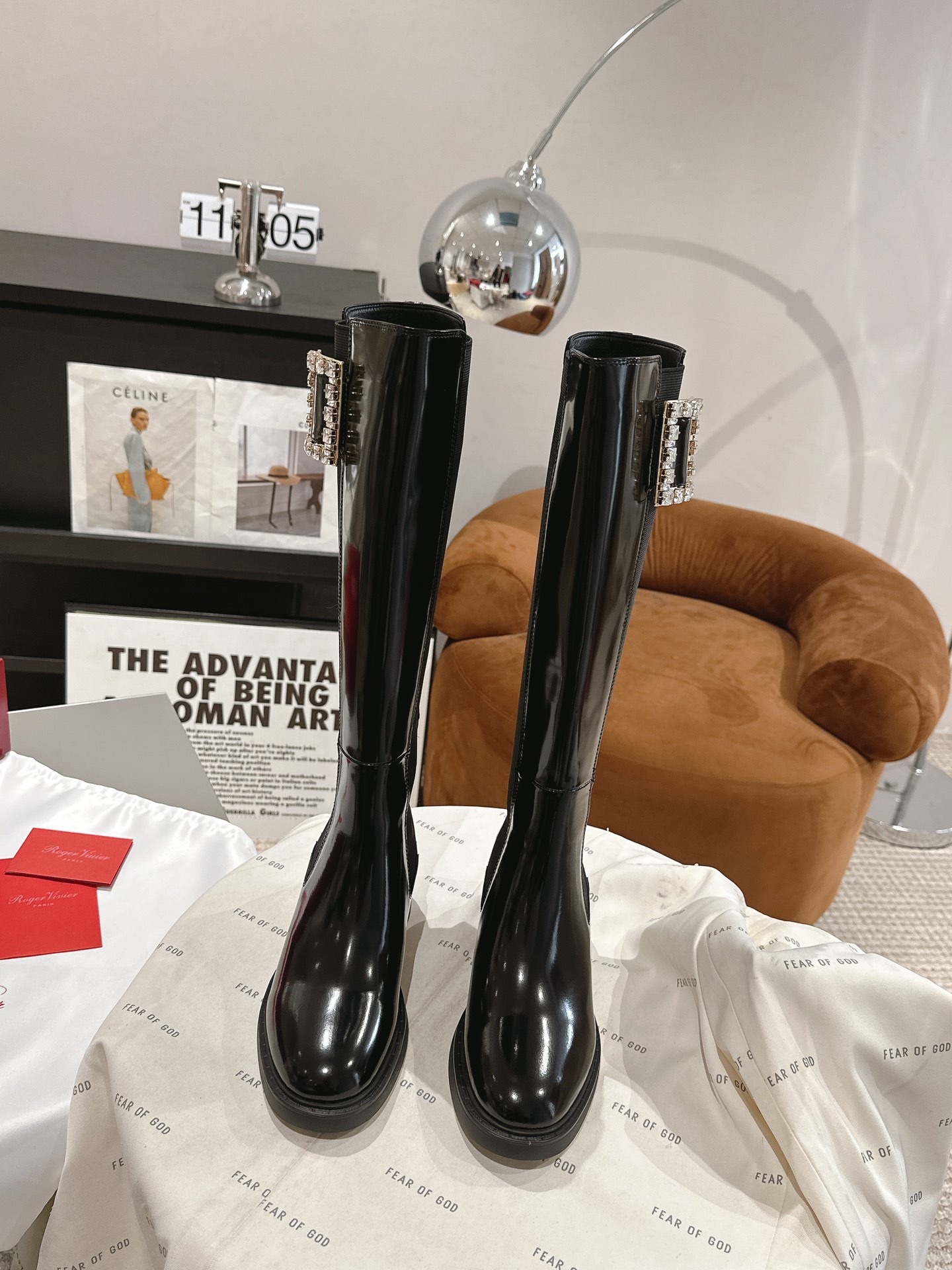 NO:476477,' | The new counter model of the same square buckle thick heel thick sole knight boots are available ★★★★★ Identify the top purchase level! Production from the Taiwanese factory! Original custom waxed calfskin with original mold opening buckle Inside specific mixed-bred sheepskin inner lining, original mold opening anti-slip combination sole Shoe size: 35-39 (40 41 customization without return and exchange) The original counter full set of luxury packaging, boots, boots, cowhide, sheepskin19860909' |  专柜新款大幂幂同款方扣粗跟厚底骑士靴上新 ★★★★★ 认准代购级别顶货！台资工厂出品！ 鞋面原版定制打蜡小牛皮配原版开模饰扣  内里特定混种羊皮内里 大底原版开模防滑组合大底 鞋码:35-39（40 41定制不退换） 原版专柜全套豪华包装,靴子,boots,cowhide,sheepskin,Women's Shoes