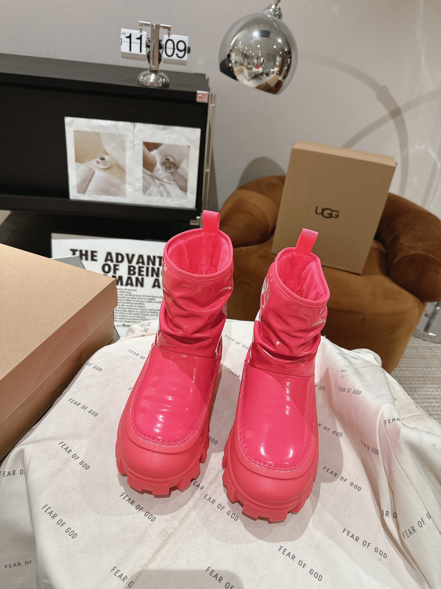 NO:496196,UGG 23 autumn and winter new dopamine snow boots, the fried chicken with milk is adorable. A must-have item for everybody, and the matching coefficient is also 100%. The unique rubber tube design looks great on the feet, waterproof and dirt-resistant. It makes the legs look thin and fashionable. It makes you look big and long legs in seconds when you wear it. The inner lining is integrated with Australian imported wool. The large sole is wear-resistant and light foaming and non-slip thick sole. The size is 35-40 (customized for 40), snow boots, boots19860909UGG 23秋冬新品多巴胺雪地靴防泼水靴,奶呼呼的炒鸡惹人爱呀 季人手必备单品,搭配系数也是百分百 独特的胶筒设计 上脚巨好看,防水又耐脏 特别显腿细 时尚感十足 穿上秒变大长腿. 内里澳洲进口羊毛一体 大底耐磨轻便发泡防滑厚底 码数35-40（40定做）,雪地靴,boots,Women's Shoes