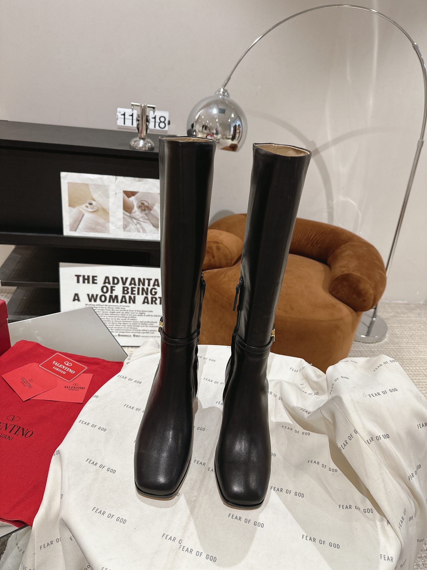 NO:616643,Short boots, round toe, short boot toe, round toe boots, Valentin*, new styles of autumn and winter boots, three new models with new interpretations are available for the first time!  The latest versatile long boots are the same style for many celebrities!  Extremely fashionable~ The upper is made of original customized cowhide, the lining is made of original high-gloss imported sheepskin, and the outsole is made of genuine Italian leather. The size is 35-39 (34, 40, and 41 are custom-made and cannot be returned or exchanged). The high thick heel is 4.5cm/the high heel is 7.5cm. The whole set is packaged at the same time at the counter!  ,boots,valentino,valentino,boots,cowhide,sheepskin,Leather soles19860909短靴圆头短靴尖 圆头长靴 Valentin* 华伦新款 秋冬靴上新 三个款型全新的诠释方式首发！最新百搭长短靴众多明星同款！时尚度爆棚～ 鞋面 原版定制牛皮 内里原版高光进口羊皮里 大底意大利真皮大底 码数35-39（34 40、41定做不退换） 跟高粗跟4.5cm/高跟7.5cm 全套专柜同步包装！,靴子,valentino,valentino,boots,cowhide,sheepskin,Leather soles,Women's Shoes