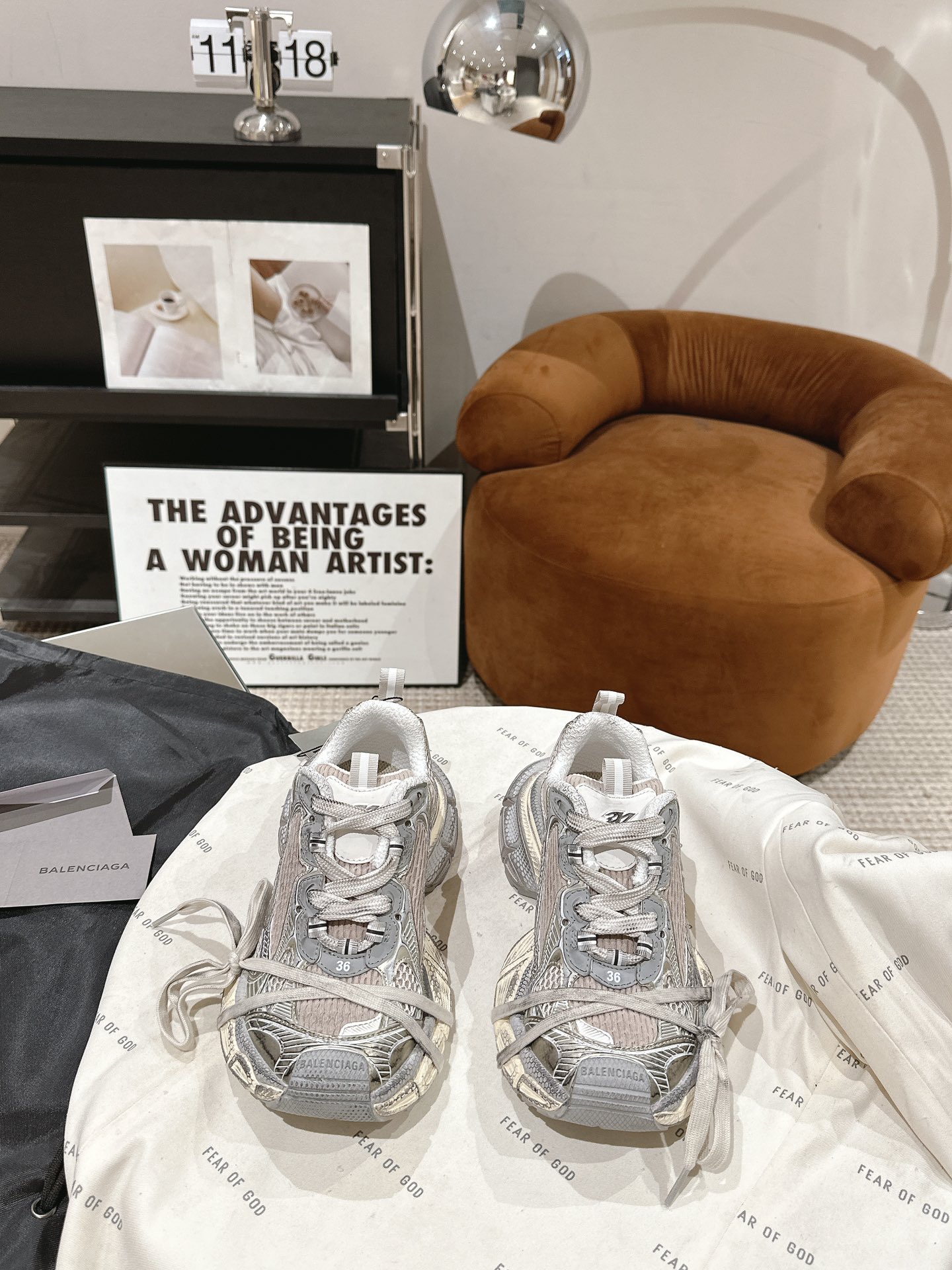 NO:486146,Couple model [Updated version] Balenciaga Balenciaga 9th generation 23SS latest hit 3XL Sneaker series Couple model casual dad shoes sports shoes The overall shoe shape draws on the creative ideas of two shoe shapes, Balenciaga Track and Balenciaga Runner, which is equivalent to removing the outer frame of the Track shoe body and inheriting the streamlined shape of Runner and the Track flat toe. A pair of tied shoelaces are added to the front of the upper to be used as a concave shape. Original custom imported technology fabric + mesh material Original custom breathable net Original opening ultra-light MD combination rubber sole Sole thickness: 5CM Size35-45M, Dad shoes, balenciaga, balenciaga, sneakers19860909情侣款【升级版】Balenciaga 巴黎世家九代23SS最新爆款3XL Sneaker系列 情侣款 休闲 老爹鞋 运动鞋 整体鞋型汲取了Balenciaga Track和Balenciaga Runner两款鞋型的创作思路 相当于把 Track鞋身的外框拆了下来 同时继承了 Runner的流线造型和 Track扁平的鞋头.在鞋面前段另加了一副绑着的的鞋带 用作凹造型. 原版定制进口科技面料+网面材质 原版定制透气网里 原版开模超轻MD组合橡胶底 底厚:5CM Size35-45M,老爹鞋,balenciaga,balenciaga,sneakers,Women's Shoes