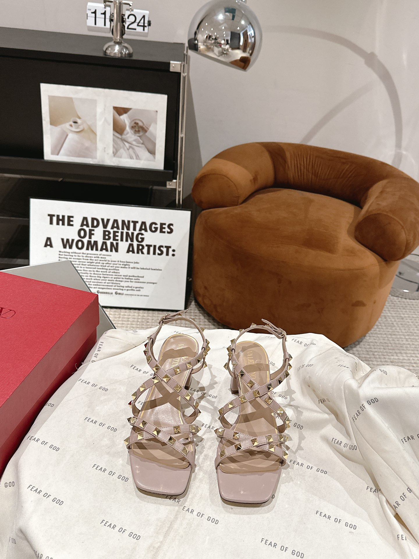 NO:475617,VALENTINO ROCKSTUD Valentino Rivet Thick Heel Sandals are new ONE STUD Shoe style smooth, excellent style, comfortable to wear, heighten, slim, lengthen the legs, imported calfskin with high-quality Liuding handmade lambskin lining Italian high-density leather outsole thick heel 4.5cm Size35-39 (customizable at 34/40), sandals, valentino, valentino, sandals, cowhide, sheepskin, Leather soles19860909VALENTINO ROCKSTUD 华伦天奴铆钉粗跟凉鞋上新 ONE STUD 鞋型线条流畅 版型超赞 上脚舒适.增高.显瘦.拉长腿部线条 进口小牛皮配高定柳丁手工 小羊皮内里 意大利高密度真皮大底 粗跟4.5cm Size35-39（34/40可定制）,凉鞋,valentino,valentino,sandals,cowhide,sheepskin,Leather soles,Women's Shoes