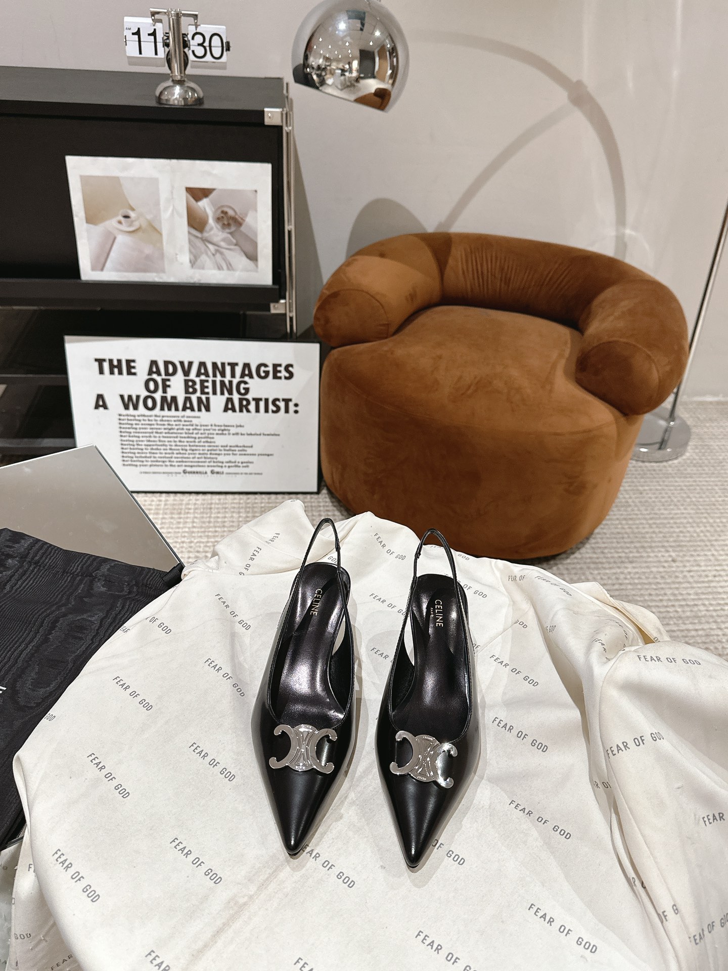 NO:616585,CELINE 23/Winter silver Arc de Triomphe series!  Celine's new silver pointed-toe high-heeled shoes. Low-heeled Arc de Triomphe shoes. Rare silver series. So exquisite. The silver Arc de Triomphe is very low-key and black. It looks great when paired with small skirts and jeans. You can always trust Hedi's aesthetic. Kitten heels that inherit classic French aesthetics. Comfort and beauty upupup. The large-sized silver Arc de Triomphe also injects a modern style into the classic shape. Cowhide/satin surface. Heel height 6CM. Italian leather outsole.  Size35-41 (40/41 customized, non-refundable), sandals, celine, sandals, high heels, skirts, jeans, cowhide, silk fabric, Leather soles19860909CELINE 23/冬季银色凯旋门系列！思琳新款银色尖头高跟鞋 矮跟凯旋门鞋稀有的银色系列 好精致呀银色的凯旋门很低调黑色绝了,搭配小裙子牛仔裤都很不戳 你可以永远相信hedi的审美 传承经典法式美学的小猫跟 舒适度和美感upupup 大尺寸银色凯旋门也为经典造型注入了现代格调 牛皮/绸缎面 跟高6CM 意大利真皮大底 Size35-41（40/41定做不退换）,凉鞋,celine,sandals,high heels,skirts,jeans,cowhide,silk fabric,Leather soles,Women's Shoes