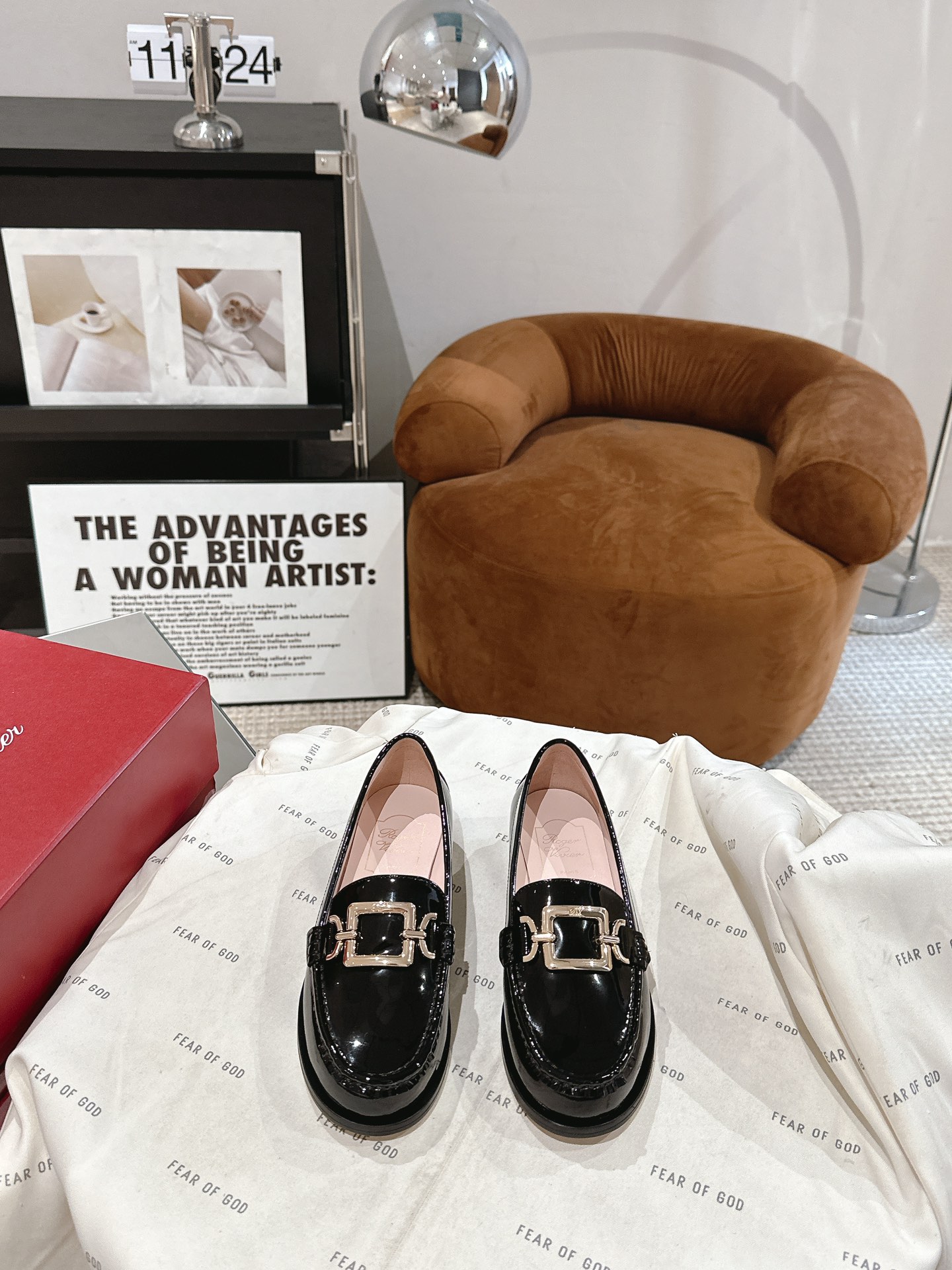 NO:616723,Purchasing Level' | 2025 New Hardware Buckle LeFou Series at the Counter ★★★★★ Be sure to look for the top purchasing agent products! Produced by Taiwan-funded factories! Original custom-made calf patent leather on the upper with original molded hardware buckles. Specific water-dyed hybrid soft sheepskin lining on the inside. Outsole Italian leather outsole. Shoe size: 35-39 (40 41 customization is not returnable)  Original counter full set of luxury packaging, loafers, loafers, sheepskin, Leather soles19860909代购级别' | 2025 专柜新款五金扣乐福系列上新 ★★★★★ 认准代购级别顶货！台资工厂出品！ 鞋面原版定制小牛漆皮配原版开模五金扣饰 内里特定水染混种柔软羊皮里 大底意大利真皮大底 鞋码:35-39（40 41定制不退换） 原版专柜全套豪华包装,乐福鞋,loafers,sheepskin,Leather soles,Women's Shoes