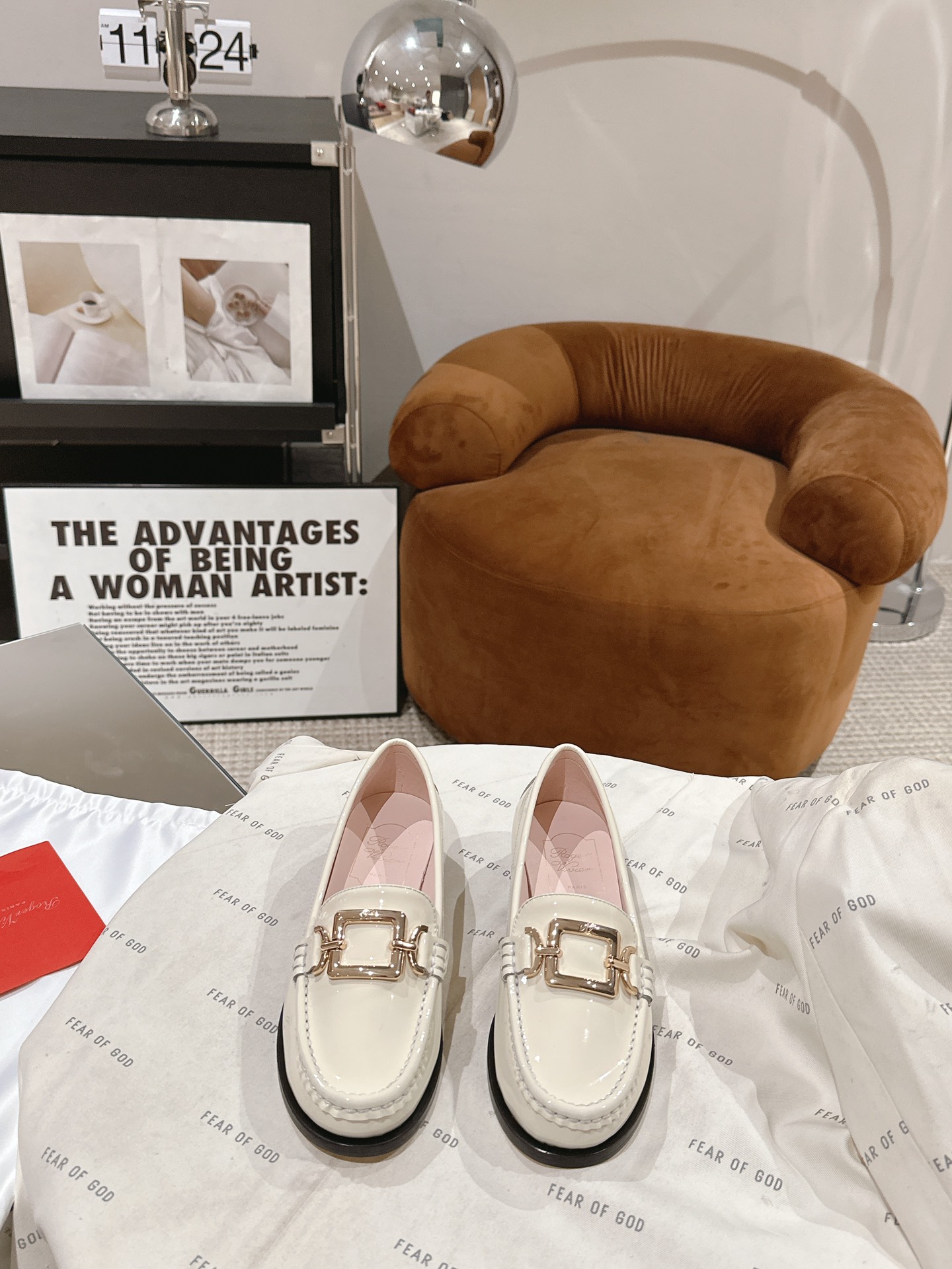 NO:616729,Purchasing Level' | 2025 New Hardware Buckle LeFou Series at the Counter ★★★★★ Be sure to look for the top purchasing agent products! Produced by Taiwan-funded factories! Original custom-made calf patent leather on the upper with original molded hardware buckles. Specific water-dyed hybrid soft sheepskin lining on the inside. Outsole Italian leather outsole. Shoe size: 35-39 (40 41 customization is not returnable)  Original counter full set of luxury packaging, loafers, loafers, sheepskin, Leather soles19860909代购级别' | 2025 专柜新款五金扣乐福系列上新 ★★★★★ 认准代购级别顶货！台资工厂出品！ 鞋面原版定制小牛漆皮配原版开模五金扣饰 内里特定水染混种柔软羊皮里 大底意大利真皮大底 鞋码:35-39（40 41定制不退换） 原版专柜全套豪华包装,乐福鞋,loafers,sheepskin,Leather soles,Women's Shoes