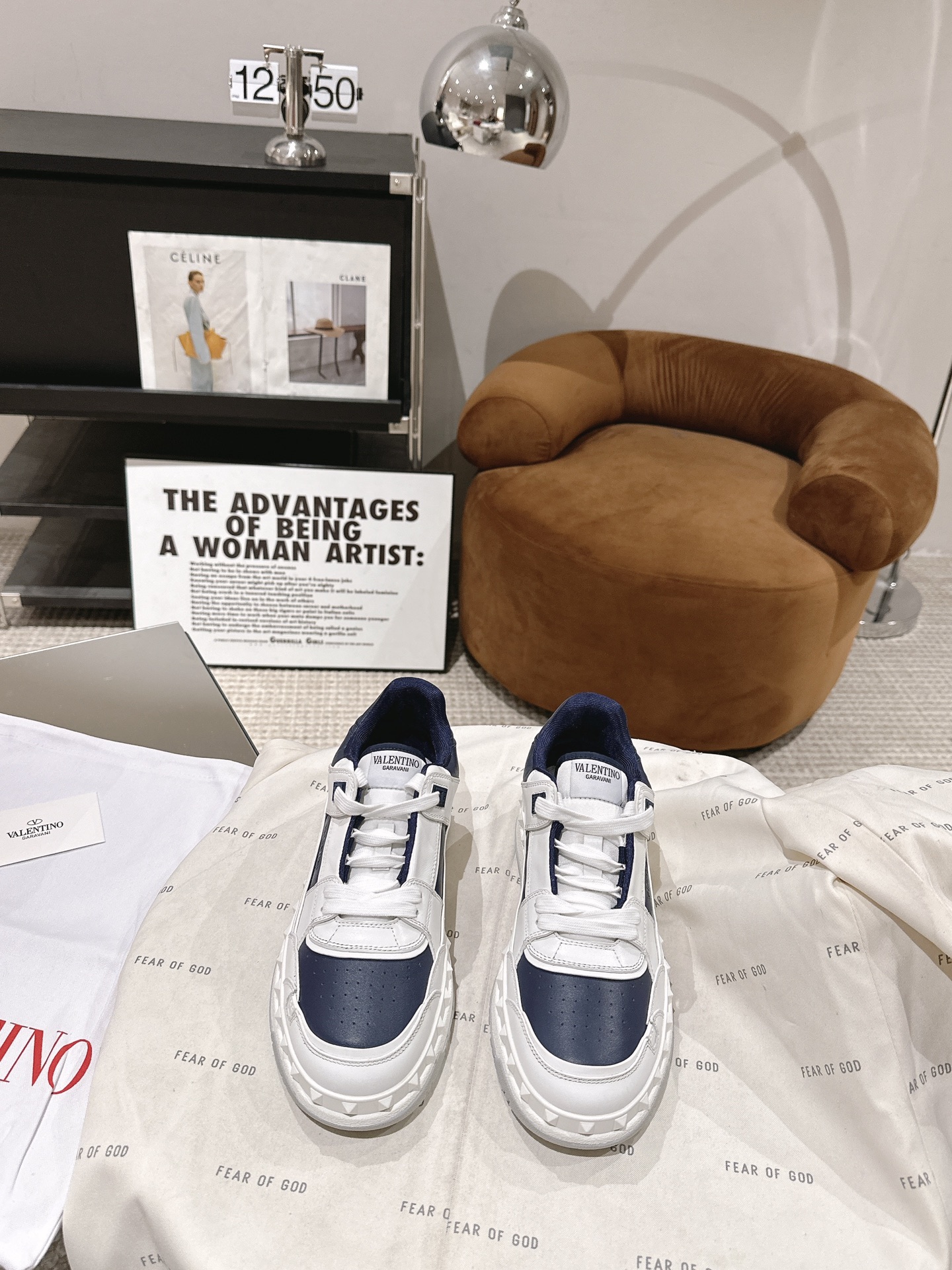 NO:616638,Couple style Valentino Valentino's new casual white shoes. The highest version/highest version on the market. Buy the original 1:1 mold copy -Imported silk calfskin surface, cowhide lining, cowhide tiptoe, genuine consistent injection molded insole - Lasting technology, original TPU rubber outsole, all outsole neatly aligned -Full set of original exquisite packaging Size women's code 35-41  Men's size 39-46M, casual shoes/sports shoes, valentino, valentino, sneakers, cowhide19860909情侣款 Valentino 华伦天奴新款休闲小白鞋鞋 市面最高版本/最高端版本,购买原版1:1开模复制 -进口丝绸小牛皮面,牛皮内里、牛皮踮脚、正品一致注塑鞋垫 -套楦工艺、原版TPU橡胶大底 、大底全部走线整齐 -全套原版精美包装 Size女码35-41 男码39-46M,休闲鞋/运动鞋,valentino,valentino,sneakers,cowhide,Women's Shoes