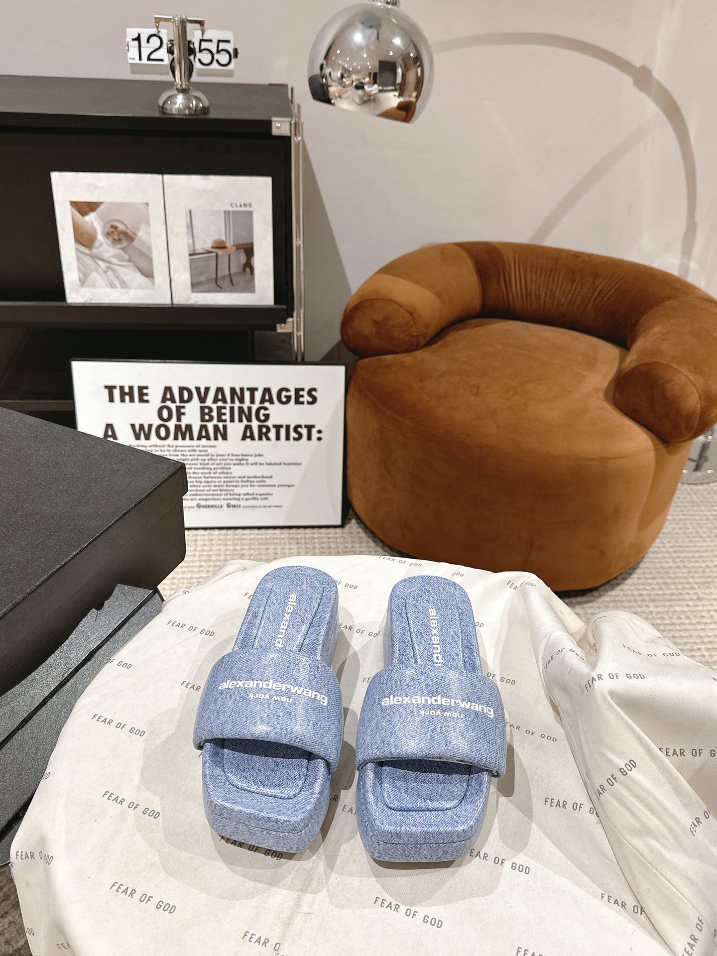 NO:496105,A*lexander~ Wang Yalisander ·Wang S's latest hit spring sponge dunk series, major internet celebrities are showing!  The latest model is synchronized on the official website, the highest version of the counter, the market exclusive original single packaging, original single silk hot diamond, you must have a pair of king slippers in spring and summer... Upper: Silk Australian diamond LOGUO technology Outsole: Silk bag rubber bottom combination sole Sole thickness: 4.5cm Size: 35-39 (34.40.41 customization without return and exchange) Packaging: original full set of packaging, slippers, alexander wang, slippers, real silk19860909A*lexander~ Wang亚力山大 ·王s早春最新爆款松糕拖系列,各大网红明星纷纷开秀！ 官网同步最新款,专柜最高版本懒人增高拖,市场独家原单包装,原单真丝烫钻,春夏季必须拥有一双大王拖鞋…… 鞋面:真丝澳钻LOGUO工艺 大底:真丝包橡胶底片组合大底 底厚:4.5cm 码数:35-39（34.40.41定制不退换）包装:原版全套包装,拖鞋,alexander wang,slippers,real silk,Women's Shoes