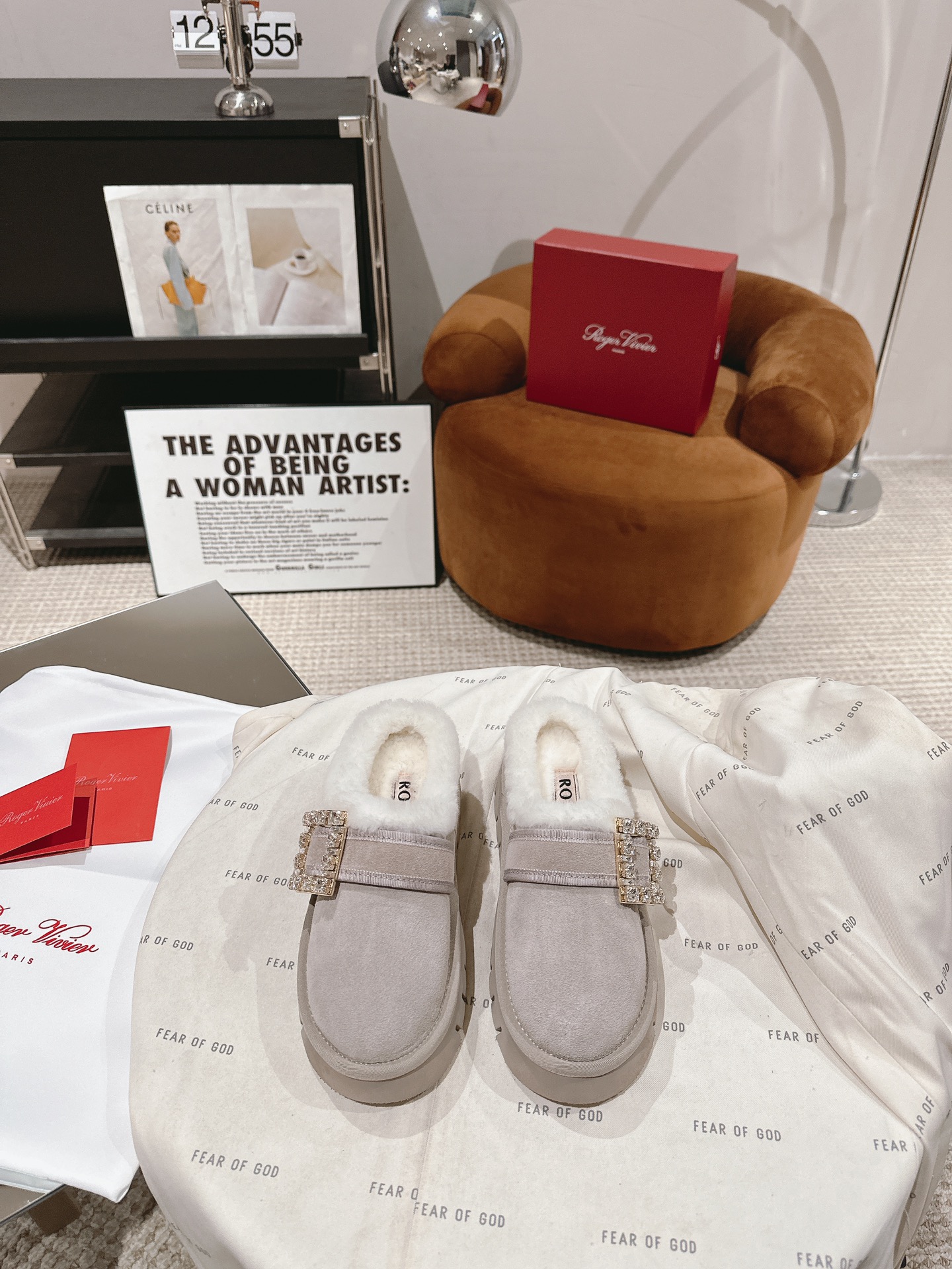 NO:476483,Purchase quality Roger VI*** RV's most beautiful snow half-drag arrives!  The last we use is the closest to the original version. The last is very flavorful (the patent leather is made of imported wrinkled patent leather) (the suede is imported beef reverse velvet) The inner part is fur, which is very soft, including the color, thickness, and texture are the same as the original version, and it is just right. The upper hardware is the original mold opening hardware (private mold) real material!  Original mold opening mold bottom!  Light feet, size 35-40#, fur shoes, roger vivier19860909代购品质Roger VI*** RV最美雪地半拖到货！咱家用的是原版最接近的楦头味道很足、（漆皮面用的是进口皱漆皮制作）（绒面的是进口牛反绒）内里为皮毛一体羊毛、非常柔软、包括色泽 厚度 质感都和原版一样哈、不长不短刚刚好～鞋面五金为原版开模五金（私模） 真材实料！原版开模模具大底！上脚轻盈、码数35-40#,毛毛鞋,roger vivier,Women's Shoes