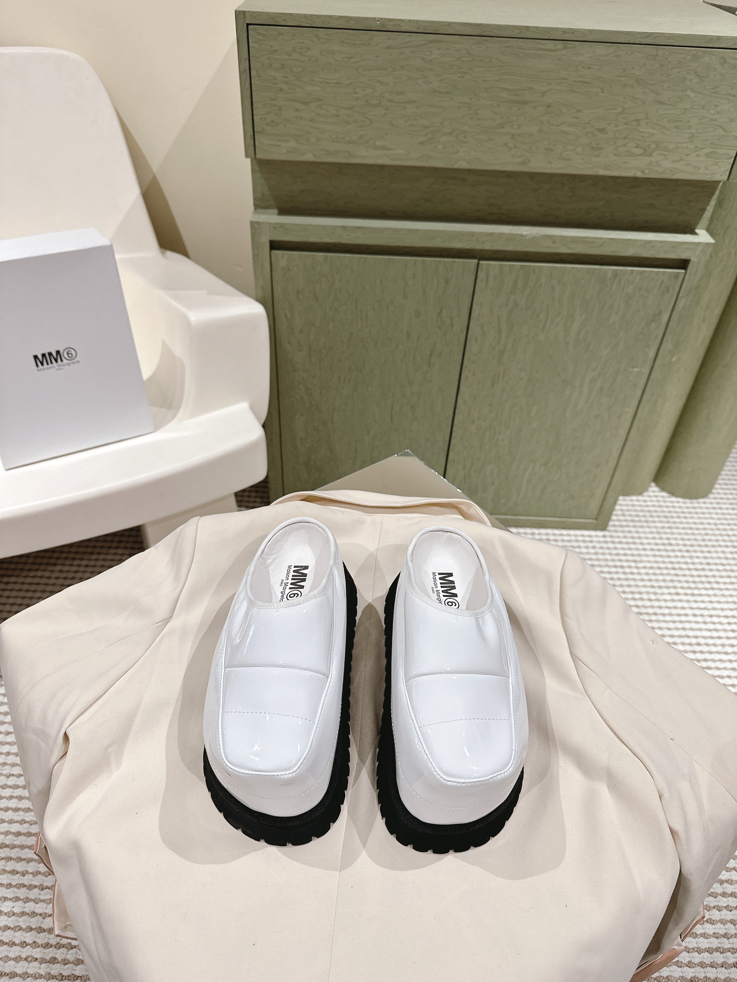 NO:495909,| 4 Mm6 Magira!  Trendy brand new styles and new colors, sponge cake thick sole biscuit shoes, Desert training shoes, this sponge cake thick sole has an ugly and cute appearance but is very cute!  The leather material is spliced ​​with original leather surface, the inner lining is full, the original thick bottom is 5CM, and the size is 35-40. The full set of counters is packaged simultaneously!  ,semi-drag,masion margiela,masion margiela19860909| 4 Mm6 马吉拉！潮牌新款新色系 松糕厚底饼干鞋德训鞋 这款松糕厚底 丑萌的外表却十分讨人喜欢真的很可爱！皮料选用原版皮面拼接 内里全皮,原版厚底5CM 增高 码数35-40全套专柜同步包装！,半拖,masion margiela,masion margiela,Women's Shoes